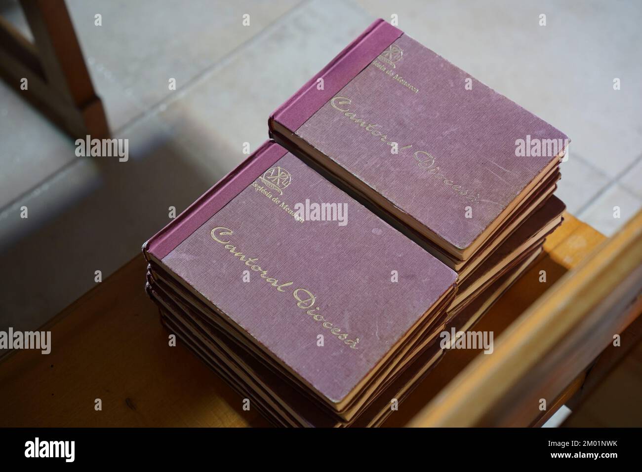 Livre d'hymnes, livres d'hymnes dans une église catholique romaine, Espagne. Banque D'Images