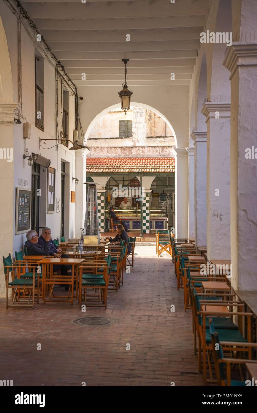 Bar restaurant avec terrasse extérieure près du marché intérieur dans la ville espagnole de Ciutadella, Minorque, Iles Baléares, Espagne. Banque D'Images