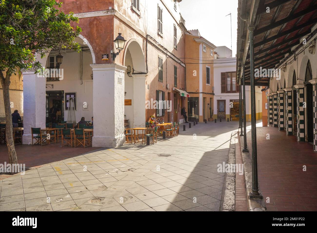 Bar restaurant avec terrasse extérieure près du marché intérieur dans la ville espagnole de Ciutadella, Minorque, Iles Baléares, Espagne. Banque D'Images