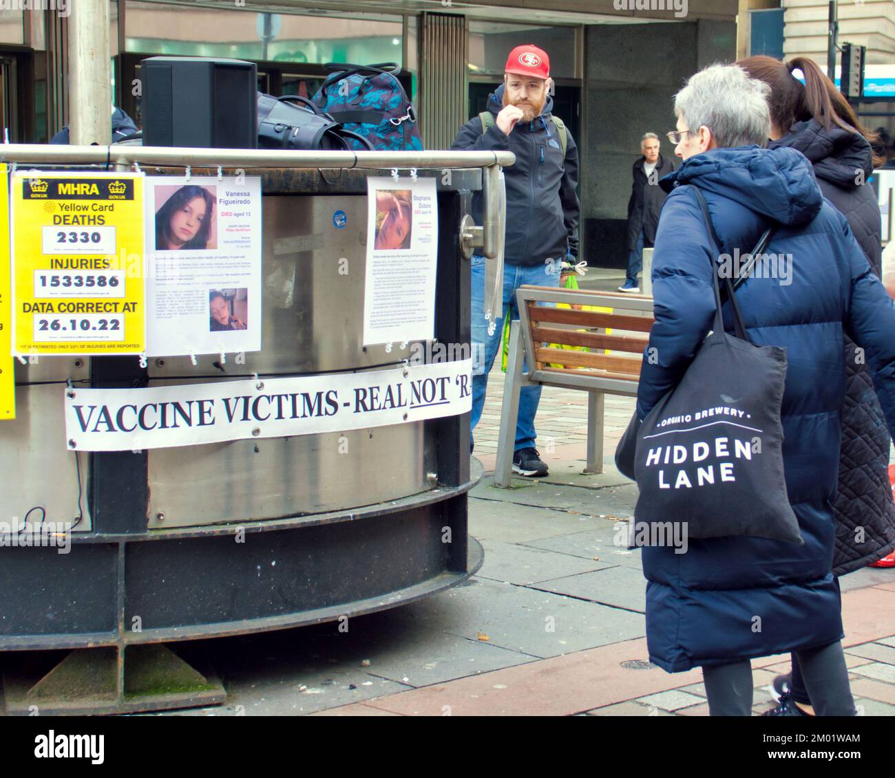 Glasgow, Écosse, Royaume-Uni 3rd décembre 2022. Mémoire des victimes de vaccins la manifestation dans la rue Argyle a vu le journal anti vax la lumière offerte aux passants alors qu'ils regarssaient les victimes du scandale de la mrria et des informations sur les vaccins et le covid qui ne sont pas disponibles dans les médias généraux. Crédit Gerard Ferry/Alay Live News Banque D'Images