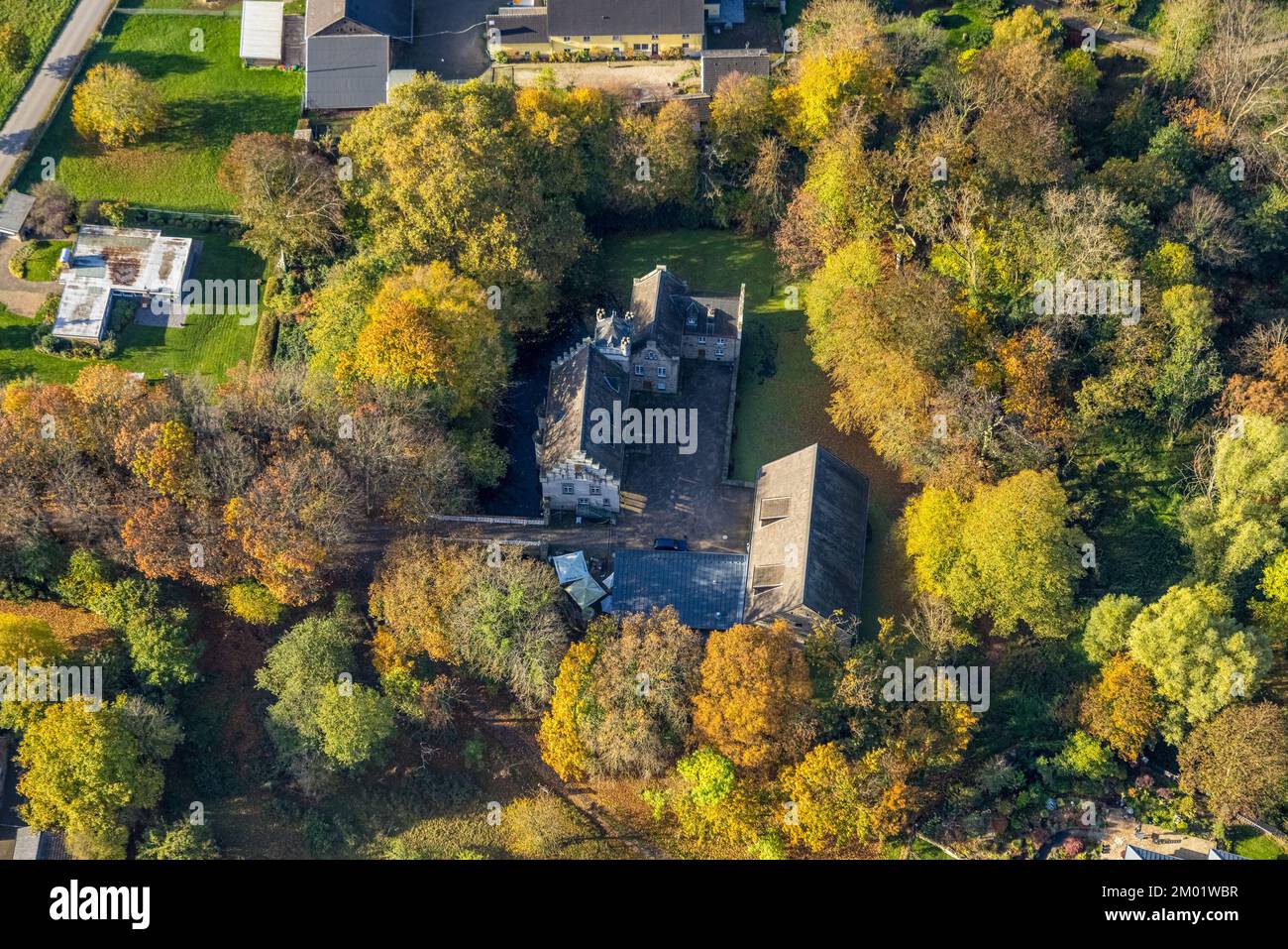 Vue aérienne, château de Werdringen en forêt d'automne, Vorhalle, Hagen, région de la Ruhr, Rhénanie-du-Nord-Westphalie, Allemagne, arbres colorés, Burg, Château comp Banque D'Images