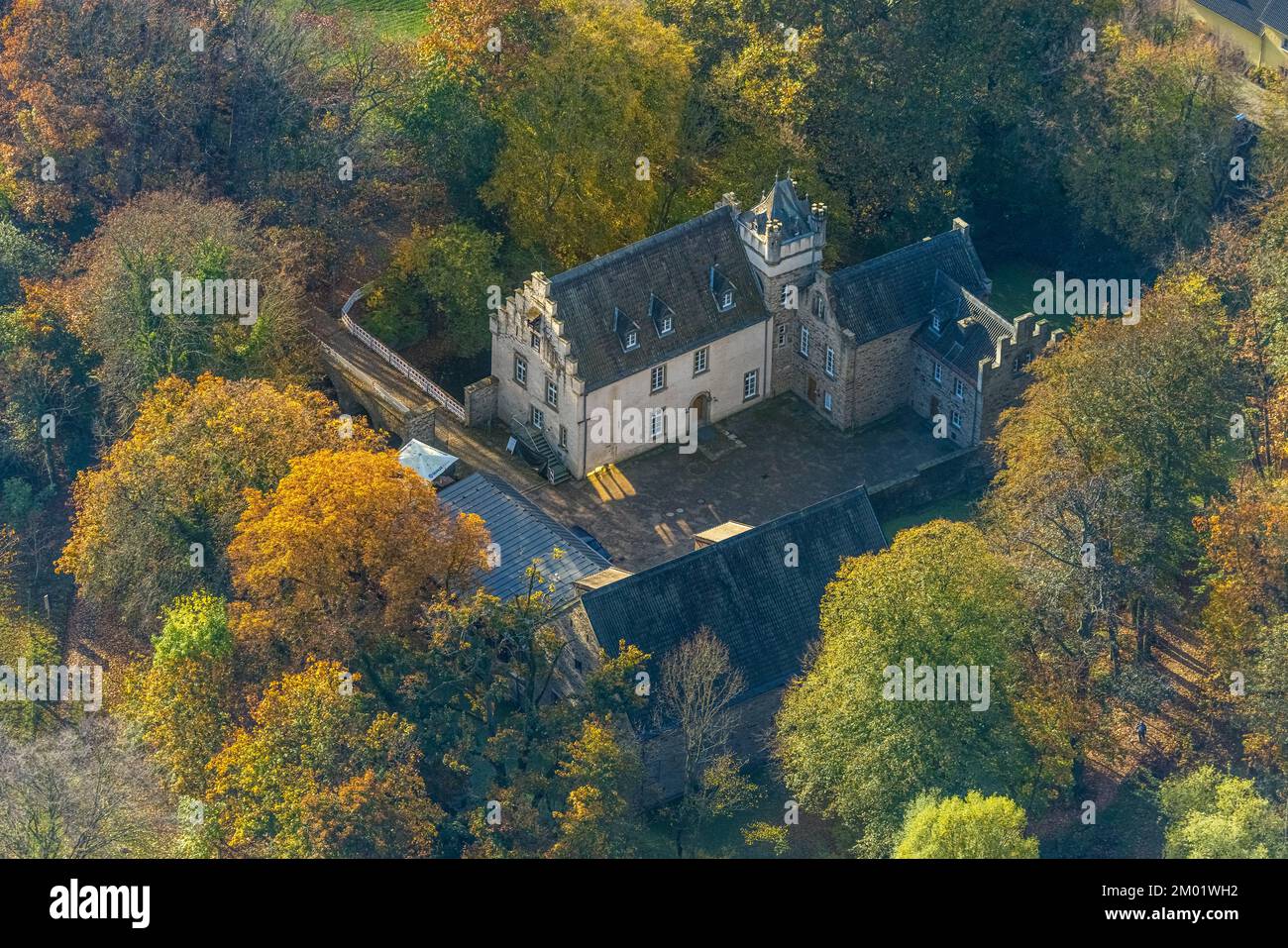 Vue aérienne, château de Werdringen en forêt d'automne, Vorhalle, Hagen, région de la Ruhr, Rhénanie-du-Nord-Westphalie, Allemagne, arbres colorés, Burg, Château comp Banque D'Images