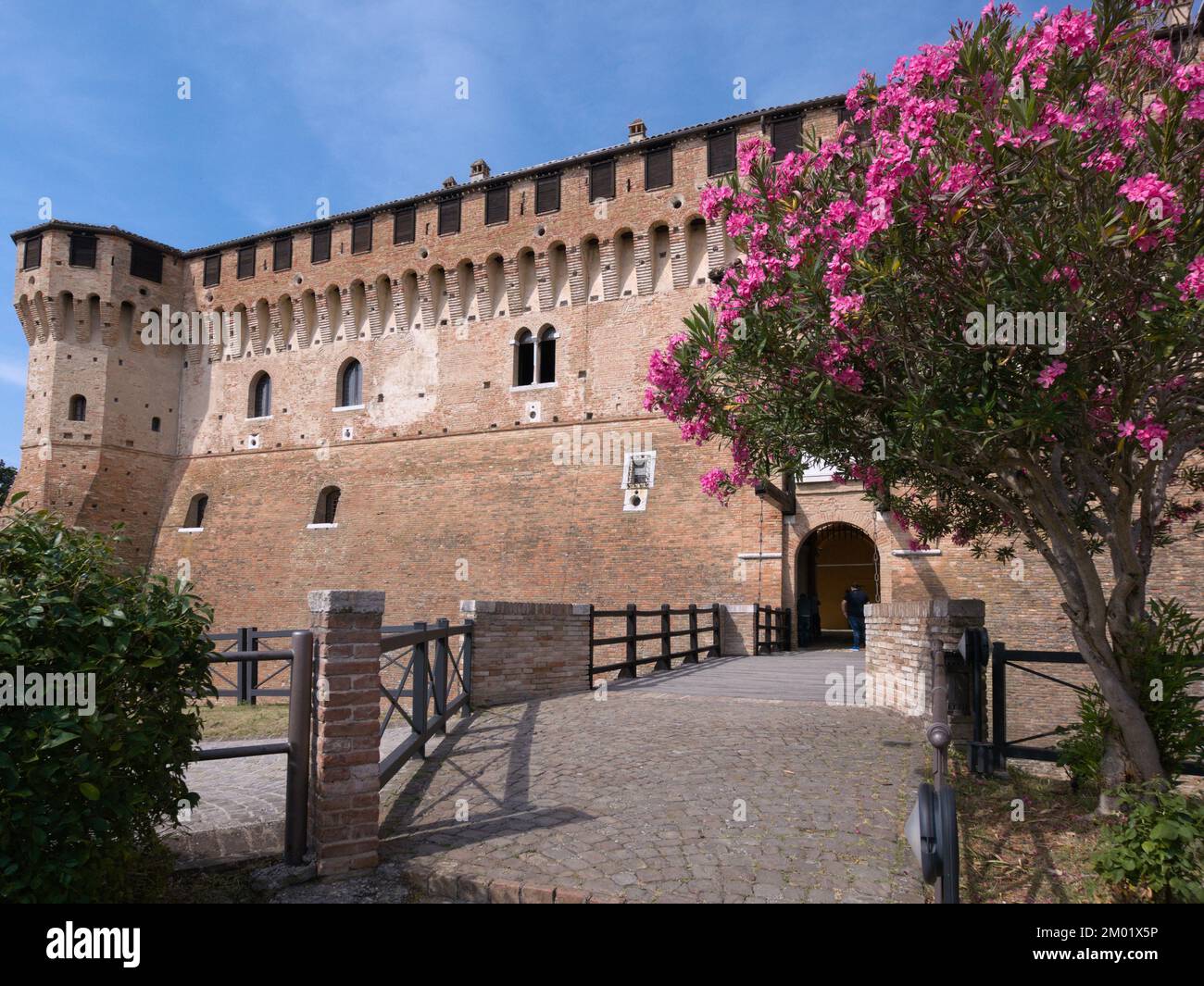 Gradara, Italie - 16 juin 2017 : entrée principale du château de Gradara. Le château de Gradara date de 11th à 15th siècles Banque D'Images