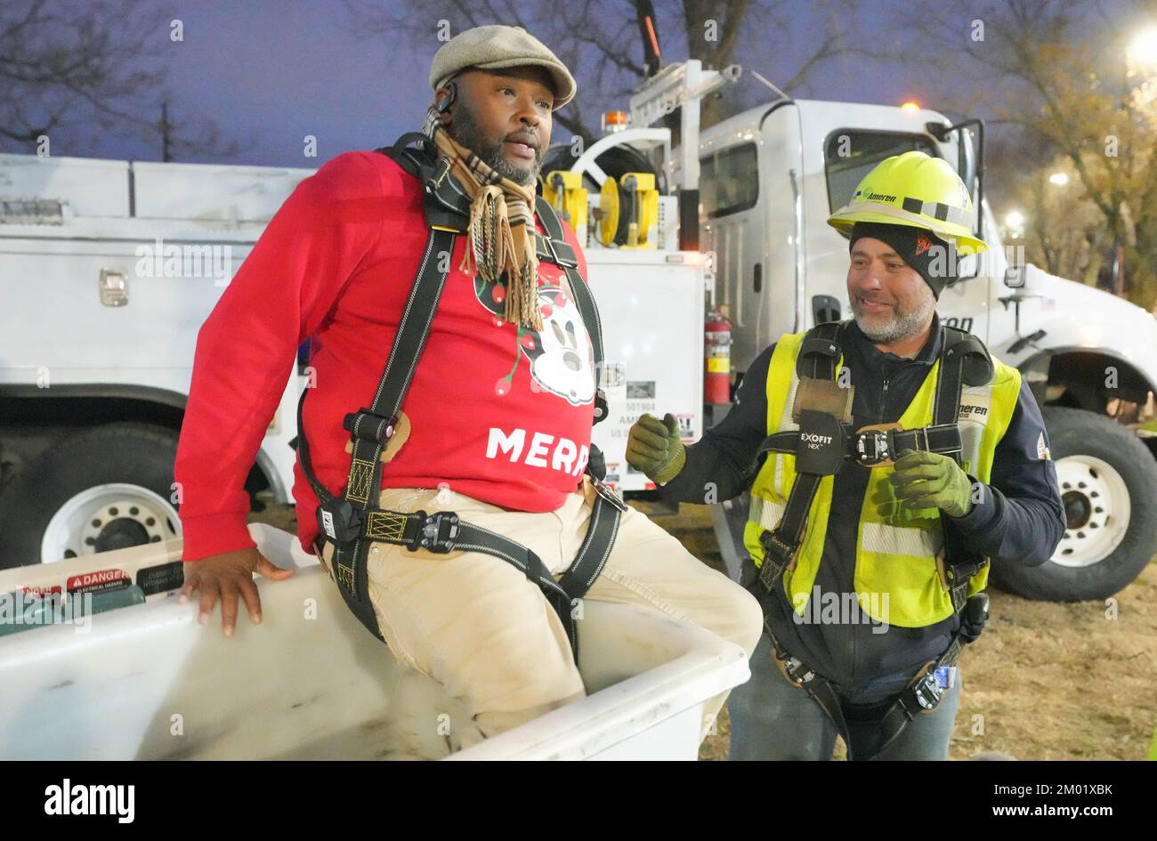 East St. Louis, États-Unis. 02nd décembre 2022. East St. Louis Mayor Robert Eastern III, houblon dans un camion à benne, pour allumer l'arbre de Noël de 50 pieds dans East St. Louis, Illinois, vendredi, 2 décembre 2022. Photo par Bill Greenblatt/UPI crédit: UPI/Alay Live News Banque D'Images