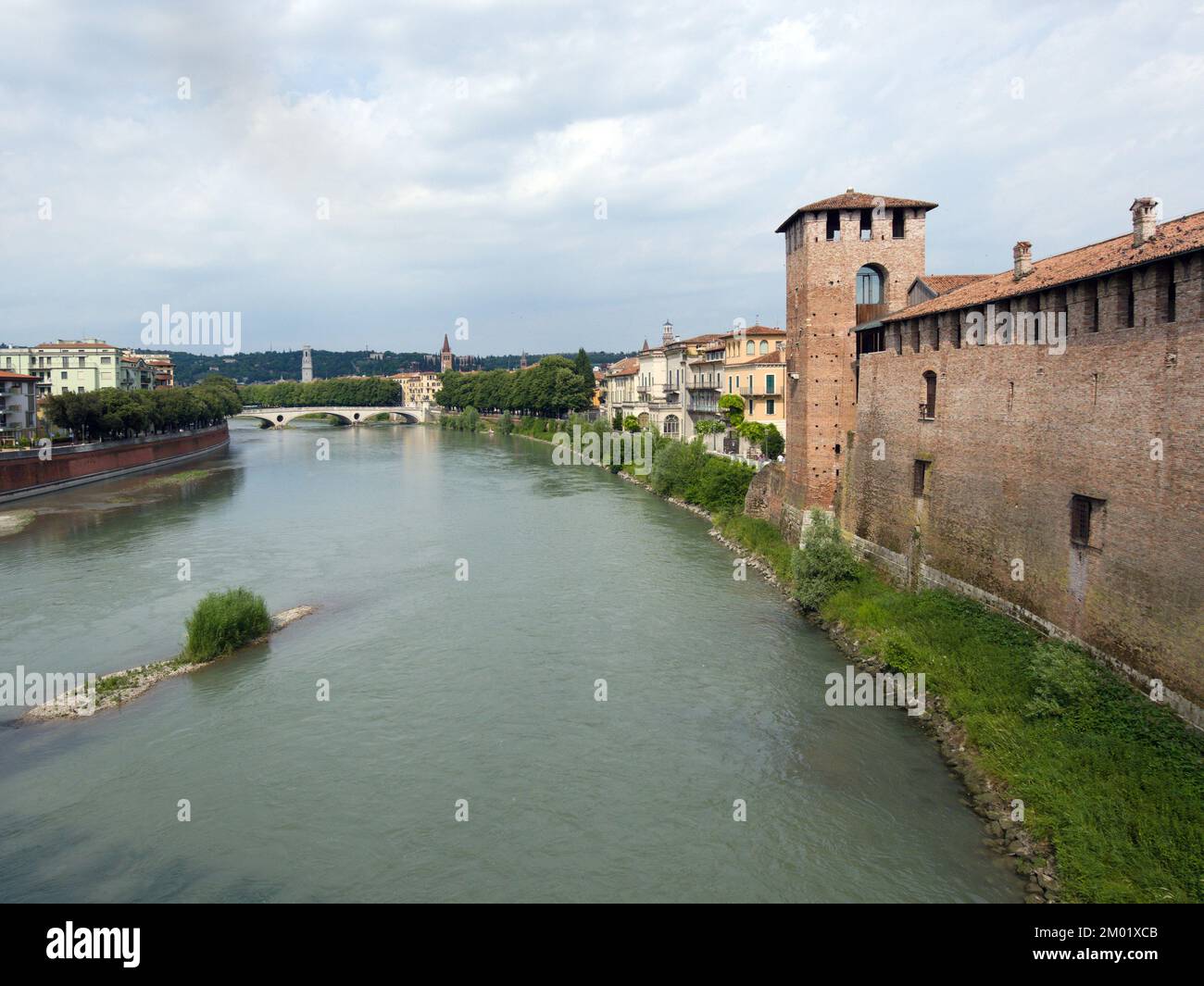 Vue sur l'Adige depuis le pont Castel Vecchio ou le pont Scaliger, à Vérone, en Italie. Castelvecchio, le vieux château, est visible sur la droite Banque D'Images