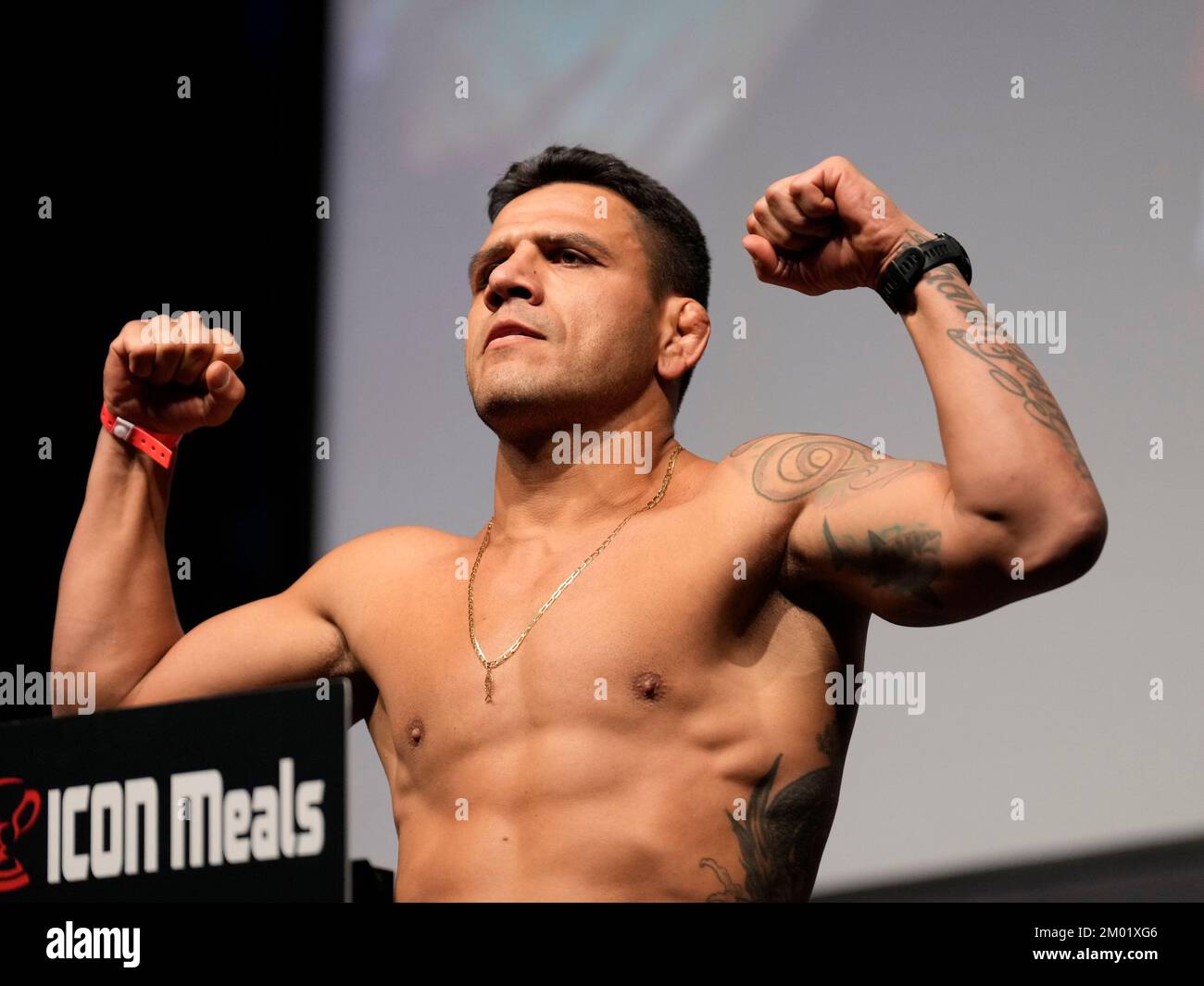 Orlando, FL, États-Unis. 02nd décembre 2022. Amway Centre ORLANDO, FL - 2 décembre: Rafael dos Anjos marche sur la balance pour les cérémonies de pesée au centre Amway pour UFC Orlando - Thompson vs Hollande sur 2 décembre 2022 à ORLANDO, FL, États-Unis. (Photo de Louis Grasse/PxImages) (Louis Grasse/SPP) crédit: SPP Sport Press photo. /Alamy Live News Banque D'Images