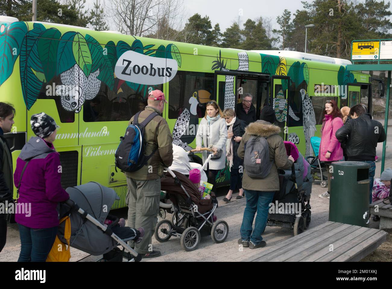 Finlandais avec enfants à l'arrêt de bus de Zoobus, le bus public pour le zoo de la ville d'Helsinki sur l'île de Korkesaari, Helsinki, Finlande Banque D'Images