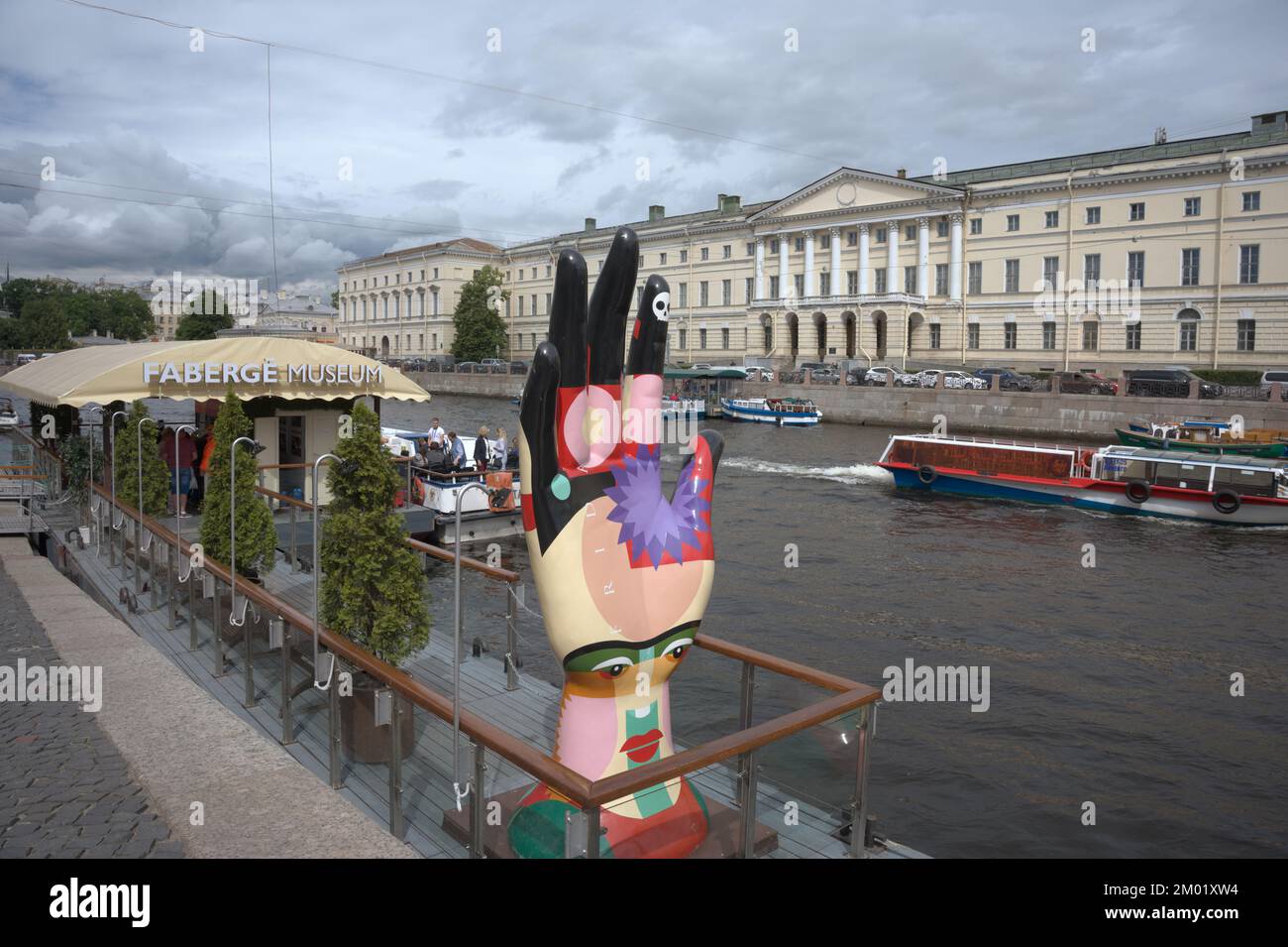 Arrêt en bateau avec l'installation dédiée à l'exposition d'œuvres d'art de Frida Kahlo dans le musée Faberge à St. Petersbourg, Russie Banque D'Images