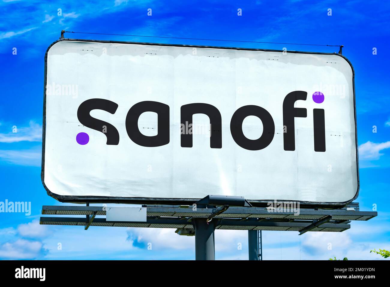 POZNAN, POL - OCT 28, 2022 : panneau publicitaire affichant le logo de Sanofi, une société pharmaceutique et de santé dont le siège est à Paris, France Banque D'Images