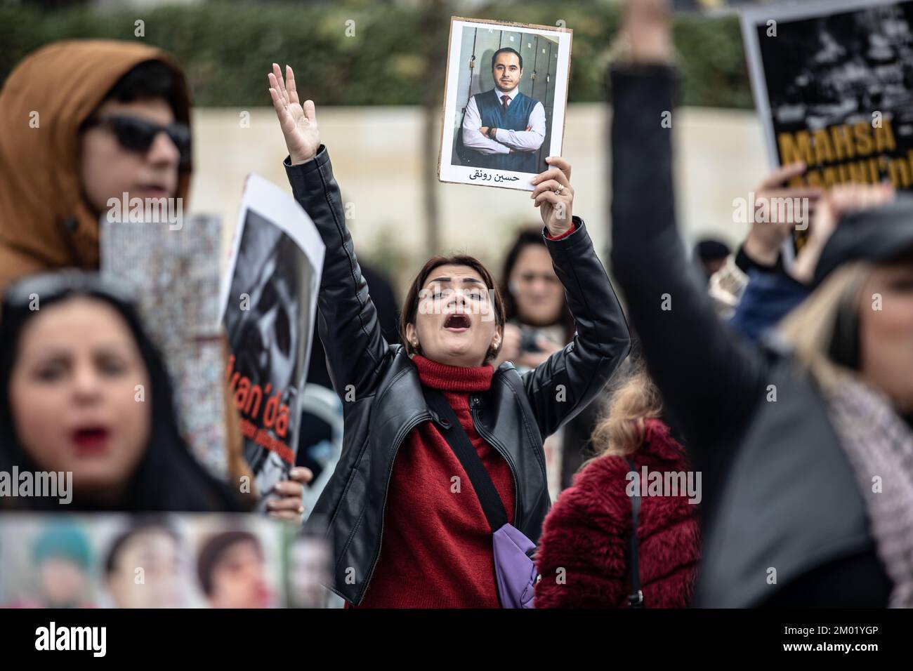 Une femme tenant une photo de sa décédée aimait un chante slogan pendant la démonstration. La mort de Mahsa Amini a suscité des semaines de manifestations violentes en Iran et dans d'autres pays. Mahsa est tombé dans le coma et est mort après avoir été arrêté à Téhéran par la police de moralité pour avoir prétendument violé les règles du hijab du pays. (Photo par Onur Dogman / SOPA Images/Sipa USA) Banque D'Images
