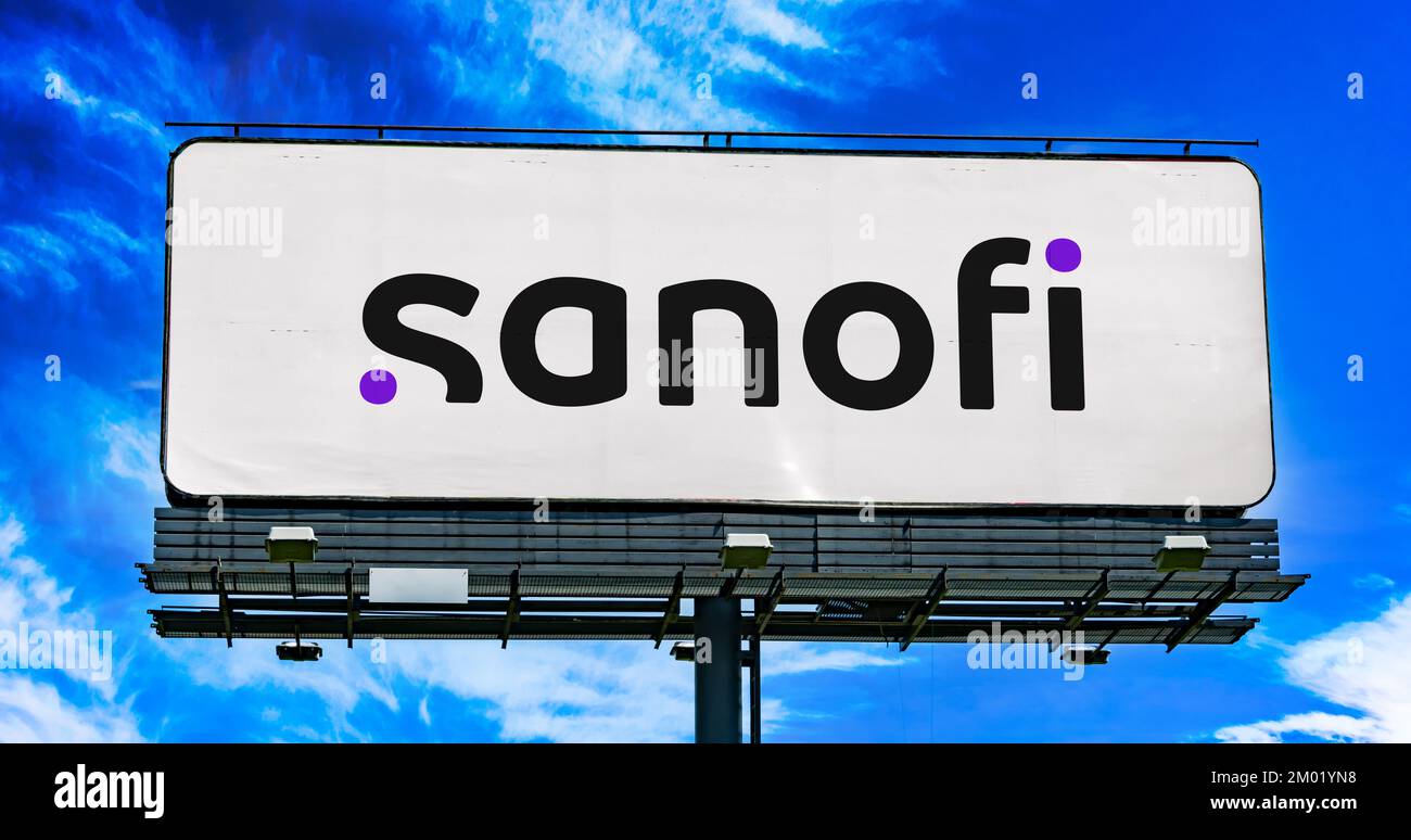 POZNAN, POL - OCT 28, 2022 : panneau publicitaire affichant le logo de Sanofi, une société pharmaceutique et de santé dont le siège est à Paris, France Banque D'Images