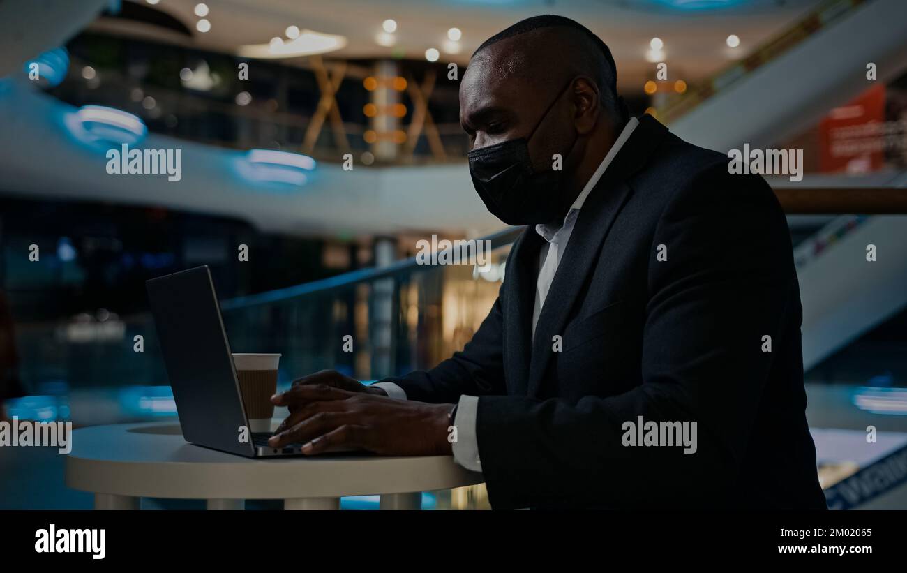 Homme d'âge moyen travailleur Manager patron entreprise PDG employeur entrepreneur assis dans un café avec ordinateur portable travaillant projet en ligne portant Banque D'Images