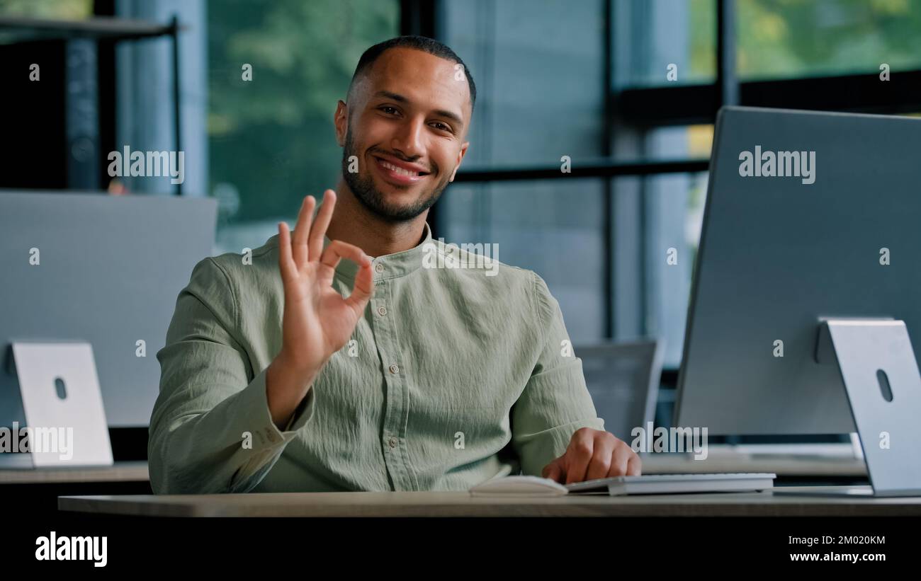 30s heureux satisfait heureux Africain homme d'affaires gestionnaire de bureau patron homme d'entreprise PDG homme employeur entrepreneur travaillant avec l'ordinateur en ligne Banque D'Images