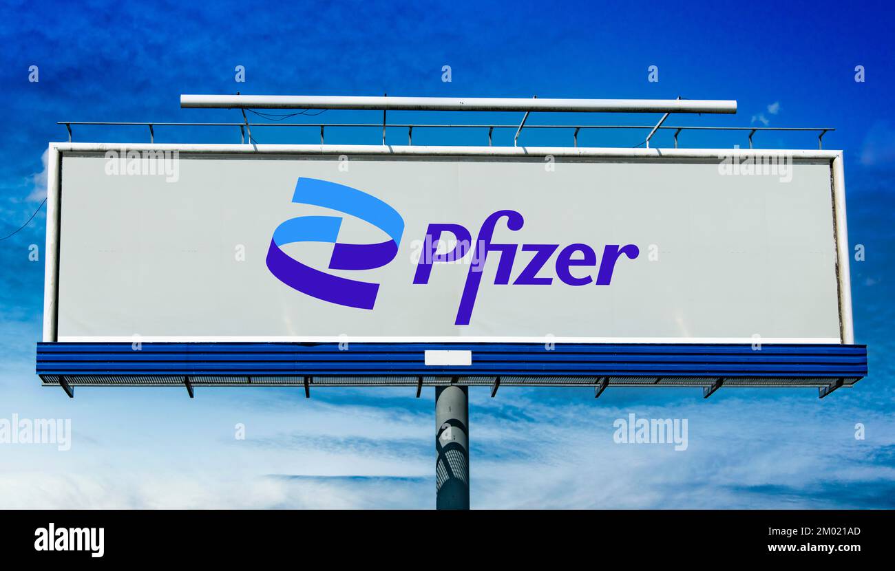 POZNAN, POL - OCT 28, 2022: Panneau publicitaire affichant le logo de Pfizer, une multinationale pharmaceutique et biotechnologique headquarte Banque D'Images