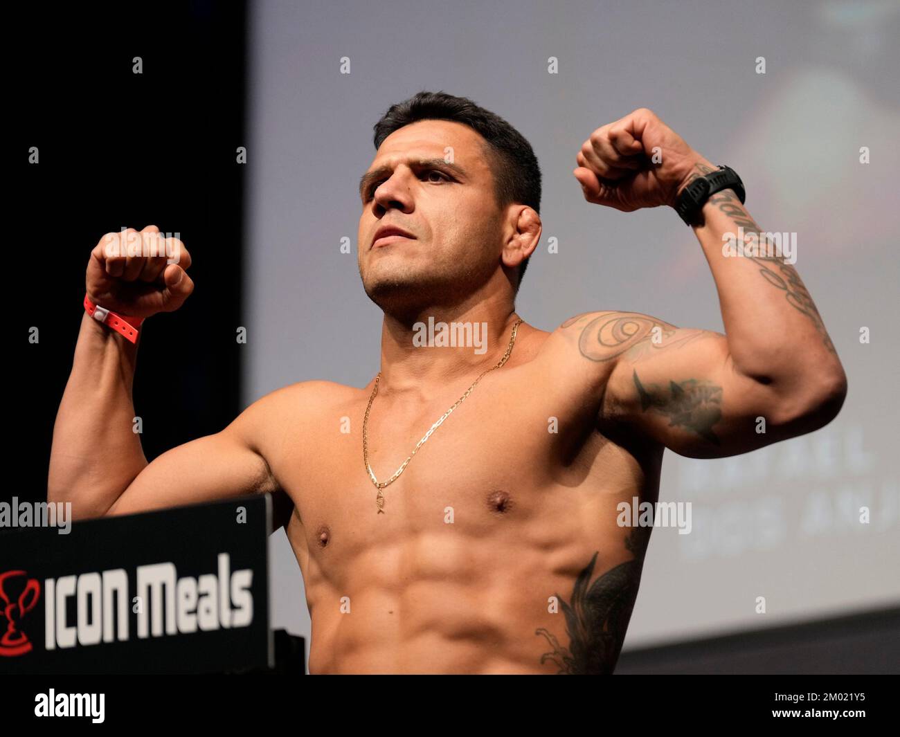 Orlando, États-Unis. 02nd décembre 2022. 2 décembre 2022, ORLANDO, Floride, ORLANDO, FL, Etats-Unis: Amway Centre ORLANDO, FL - 2 décembre: Rafael dos Anjos marche sur la balance pour les cérémonies de pesée au centre Amway pour UFC Orlando - Thompson vs Hollande sur 2 décembre 2022 à ORLANDO, FL, Etats-Unis. (Photo de Louis Grasse/PxImages) (photo de crédit: © Louis Grasse/Sport photo de presse via ZUMA Press) crédit: Zuma Press/Alay Live News Banque D'Images