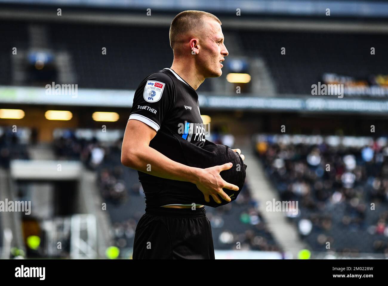 Thomas Hamer (37 Burton Albion) lors du match Sky Bet League 1 entre MK Dons et Burton Albion au stade MK, Milton Keynes, le samedi 3rd décembre 2022. (Crédit : Kevin Hodgson | ACTUALITÉS MI) crédit : ACTUALITÉS MI et sport /Actualités Alay Live Banque D'Images