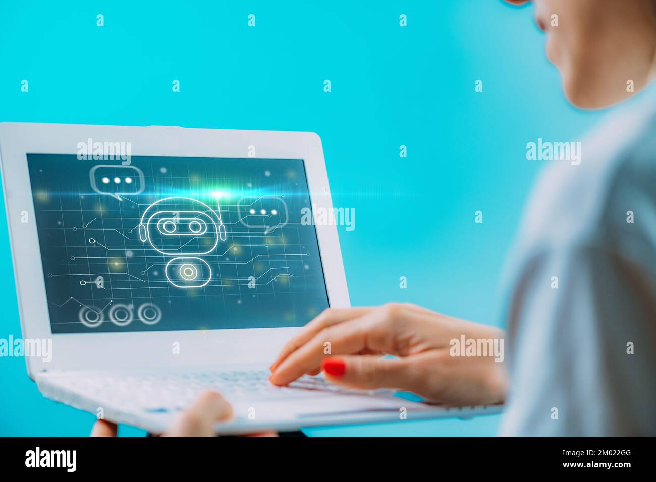 Femme utilisant un chatbot sur son ordinateur portable Banque D'Images
