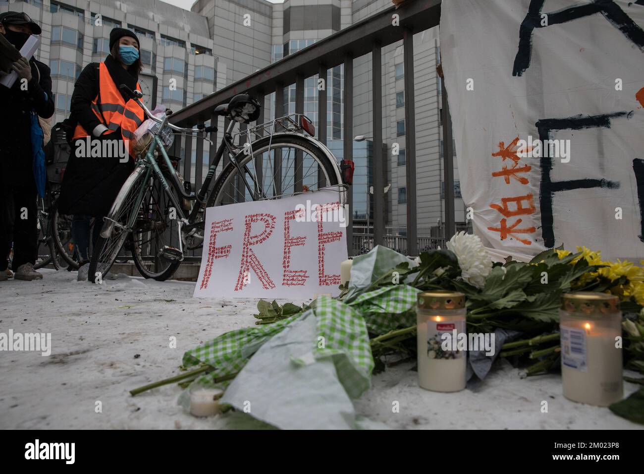 Berlin, Allemagne . 03rd décembre 2022. Des manifestants se sont rassemblés à Berlin sur 3 décembre 2022 pour protester contre la situation actuelle en Chine. Une manifestation a été enregistrée, ce qui a conduit d'Alexanderplatz à l'ambassade de Chine. Les manifestants ont tenu des feuilles de papier blanc vierges comme symbole de résistance silencieuse. Les morceaux de papier sont destinés à être un symbole de défiance envers le gouvernement chinois et une métaphore pour sa censure. Ils ont appelé le dirigeant chinois Xi Jinping à démissionner. Nous voulons la liberté, nous voulons la démocratie, les manifestants criés. Jhy-Wey Shieh, ???, un érudit allemand taïwanais et le plongeon actuel de Taiwan Banque D'Images