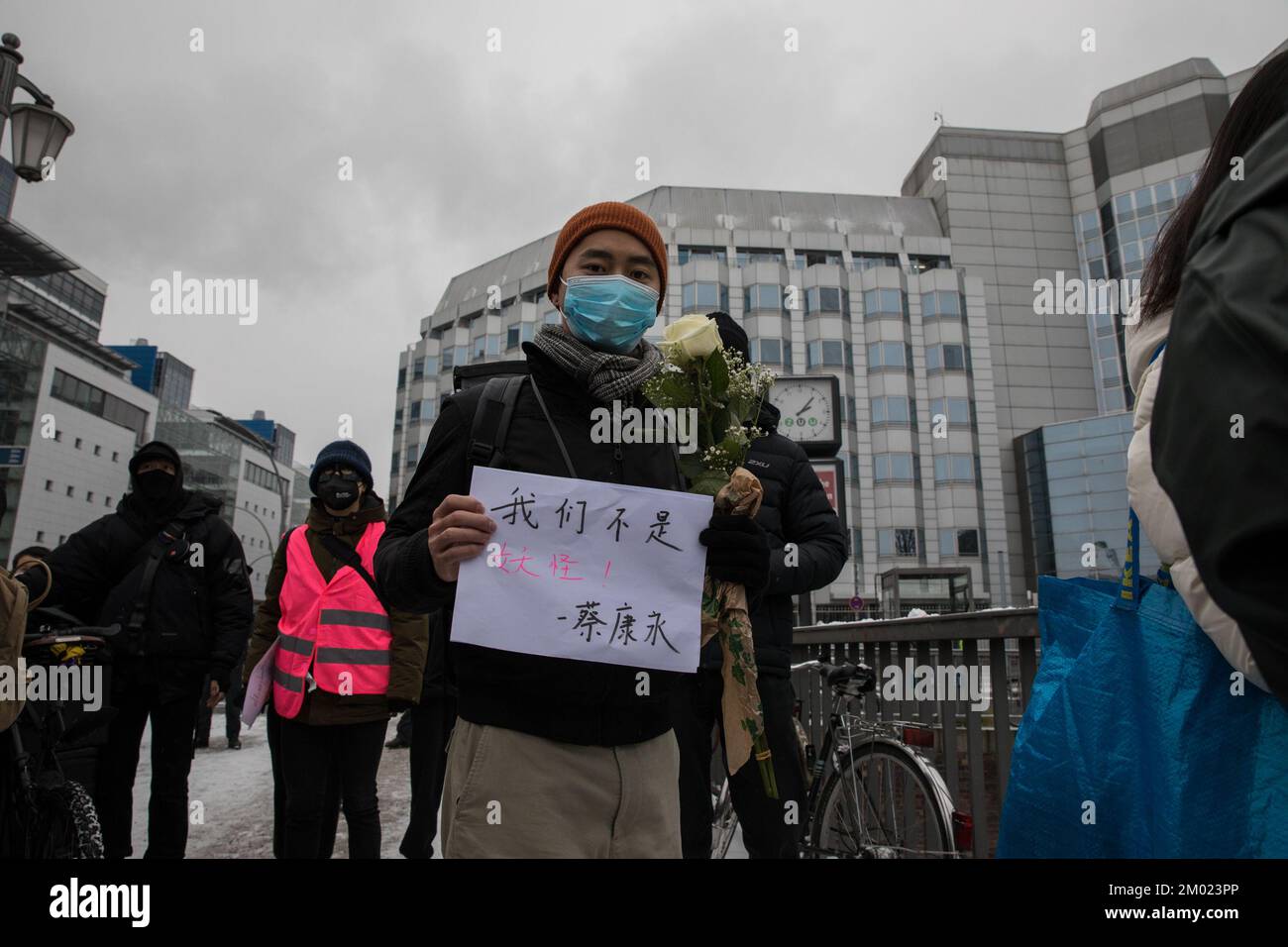 Berlin, Allemagne . 03rd décembre 2022. Des manifestants se sont rassemblés à Berlin sur 3 décembre 2022 pour protester contre la situation actuelle en Chine. Une manifestation a été enregistrée, ce qui a conduit d'Alexanderplatz à l'ambassade de Chine. Les manifestants ont tenu des feuilles de papier blanc vierges comme symbole de résistance silencieuse. Les morceaux de papier sont destinés à être un symbole de défiance envers le gouvernement chinois et une métaphore pour sa censure. Ils ont appelé le dirigeant chinois Xi Jinping à démissionner. Nous voulons la liberté, nous voulons la démocratie, les manifestants criés. Jhy-Wey Shieh, ???, un érudit allemand taïwanais et le plongeon actuel de Taiwan Banque D'Images