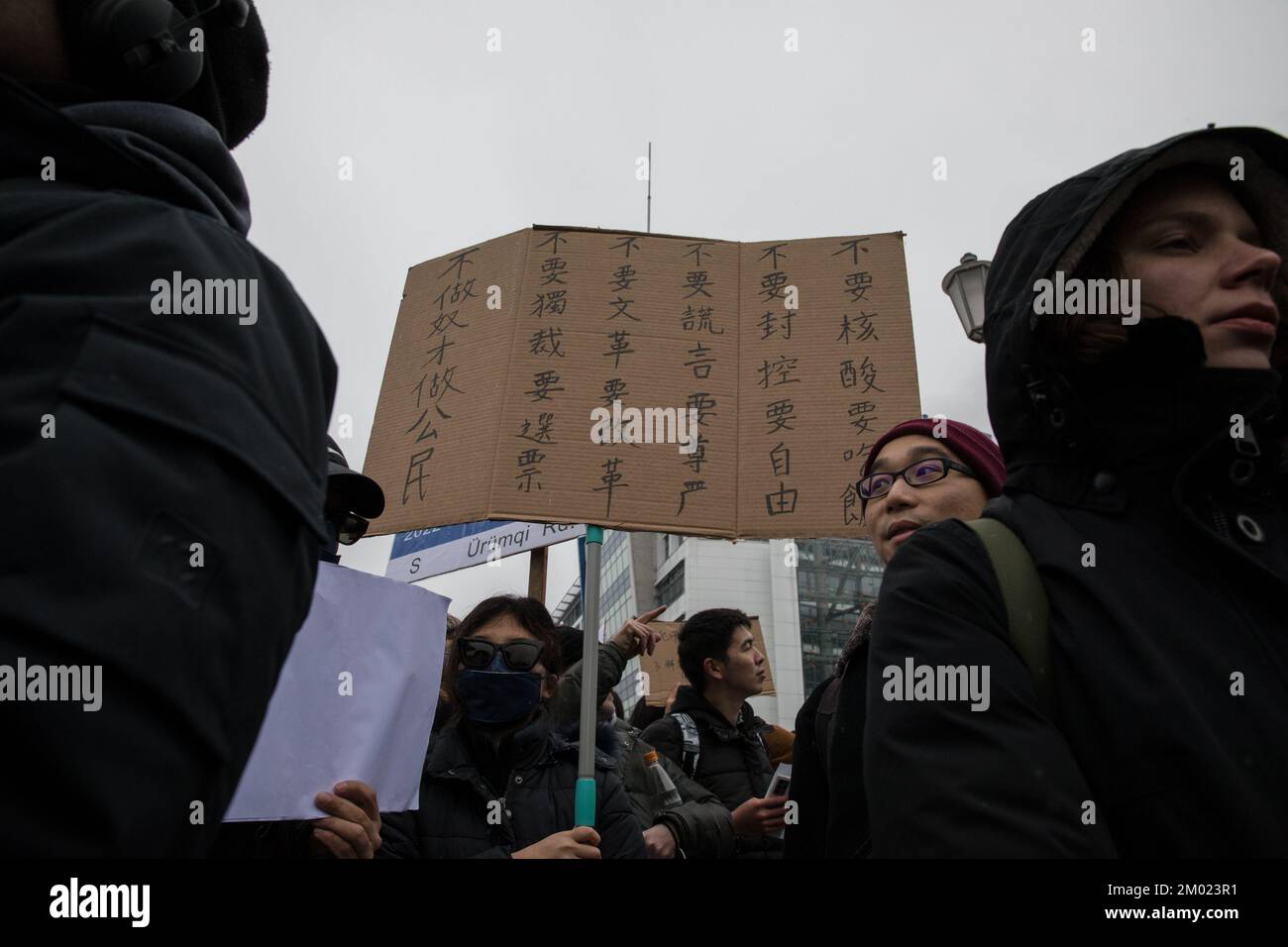 Berlin, Allemagne . 03rd décembre 2022. Des manifestants se sont rassemblés à Berlin sur 3 décembre 2022 pour protester contre la situation actuelle en Chine. Une manifestation a été enregistrée, ce qui a conduit d'Alexanderplatz à l'ambassade de Chine. Les manifestants ont tenu des feuilles de papier blanc vierges comme symbole de résistance silencieuse. Les morceaux de papier sont destinés à être un symbole de défiance envers le gouvernement chinois et une métaphore pour sa censure. Ils ont appelé le dirigeant chinois Xi Jinping à démissionner. Nous voulons la liberté, nous voulons la démocratie, les manifestants criés. Jhy-Wey Shieh, ???, un érudit allemand taïwanais et le plongeon actuel de Taiwan Banque D'Images