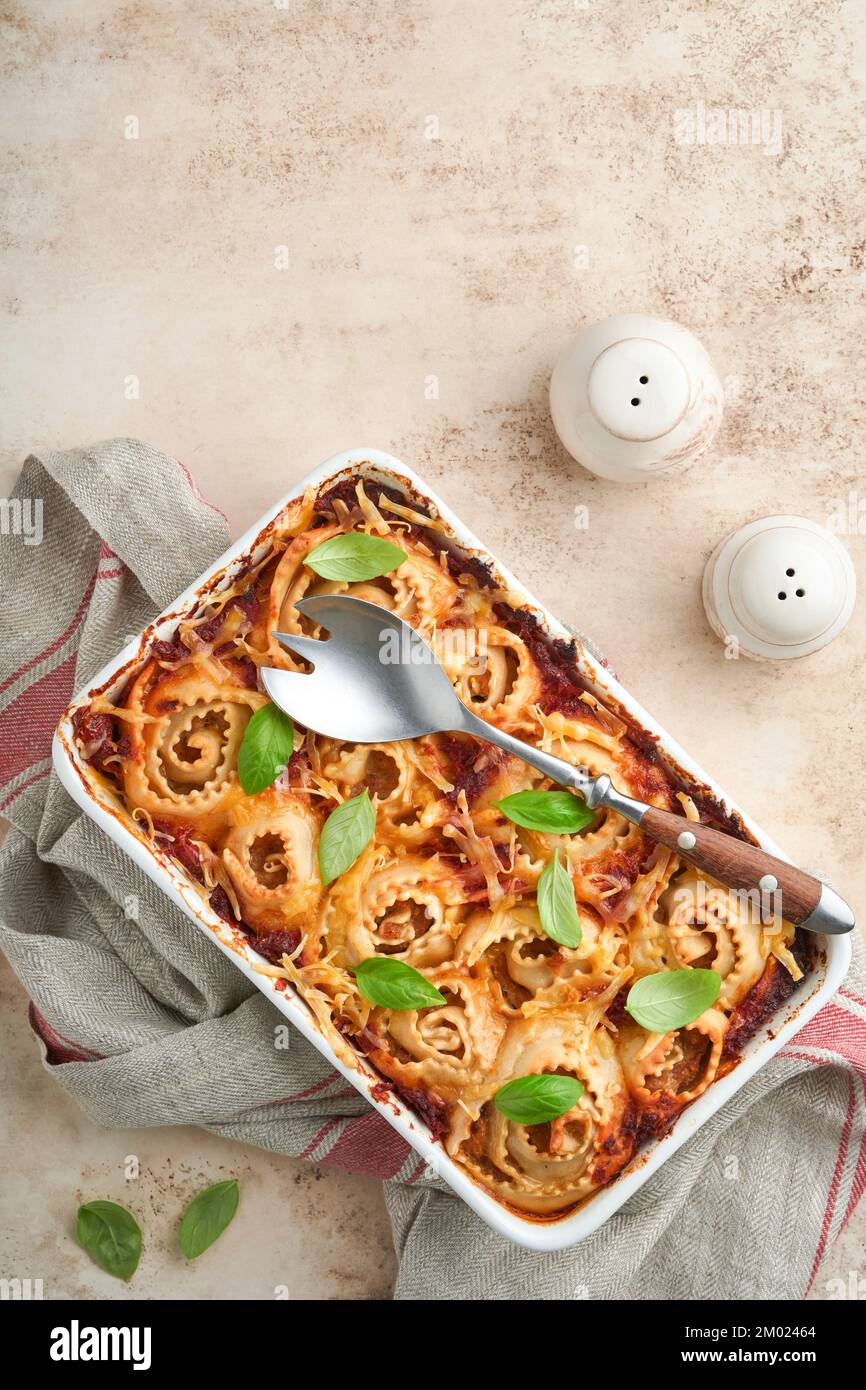 Lasagnes. Pâtes de lasagne faites maison rotolo cuire avec sauce