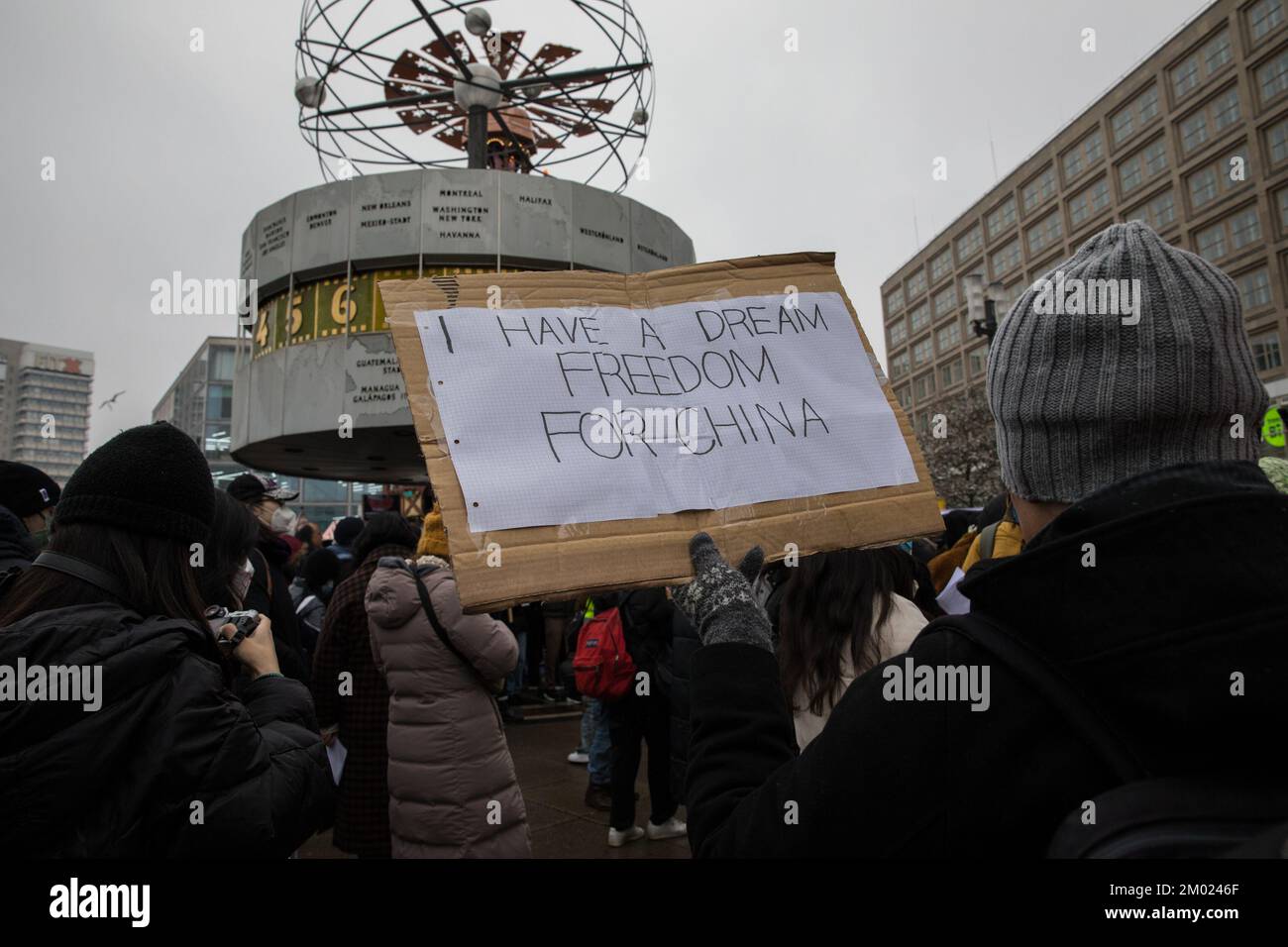 Berlin, Allemagne. 3rd décembre 2022. Des manifestants se sont rassemblés à Berlin sur 3 décembre 2022 pour protester contre la situation actuelle en Chine. Une manifestation a été enregistrée, ce qui a conduit d'Alexanderplatz à l'ambassade de Chine. Les manifestants ont tenu des feuilles de papier blanc vierges comme symbole de résistance silencieuse. Les morceaux de papier sont destinés à être un symbole de défiance envers le gouvernement chinois et une métaphore pour sa censure. Ils ont appelé le dirigeant chinois Xi Jinping à démissionner. Nous voulons la liberté, nous voulons la démocratie, les manifestants criés. Crédit : ZUMA Press, Inc./Alay Live News Banque D'Images