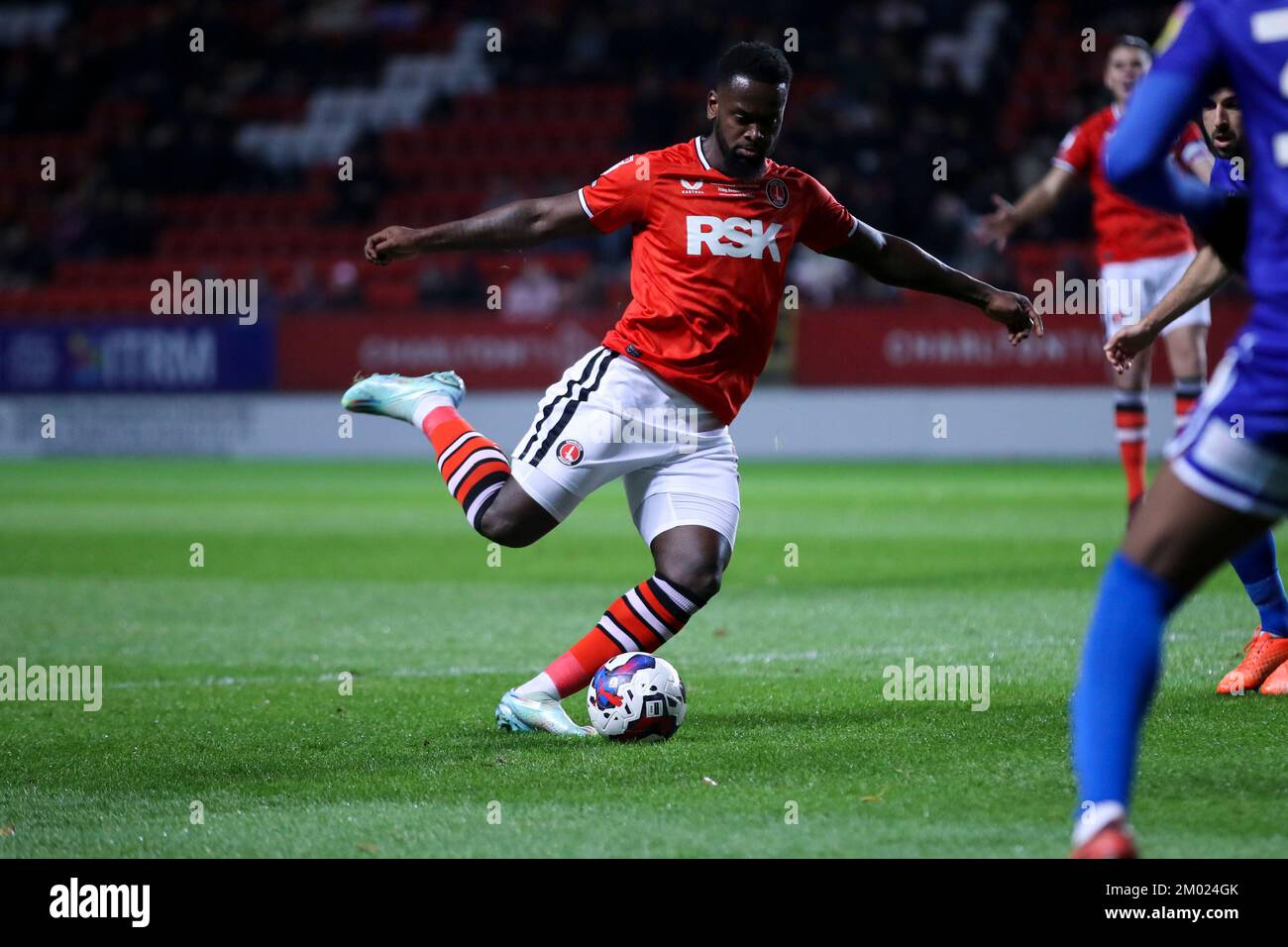 Diallang Jaiyesimi de Charlton Athletic à l'occasion du match Sky Bet League 1 entre Charlton Athletic et Cheltenham Town à la Valley, Londres, le vendredi 2nd décembre 2022. (Credit: Tom West | MI News) Credit: MI News & Sport /Alay Live News Banque D'Images