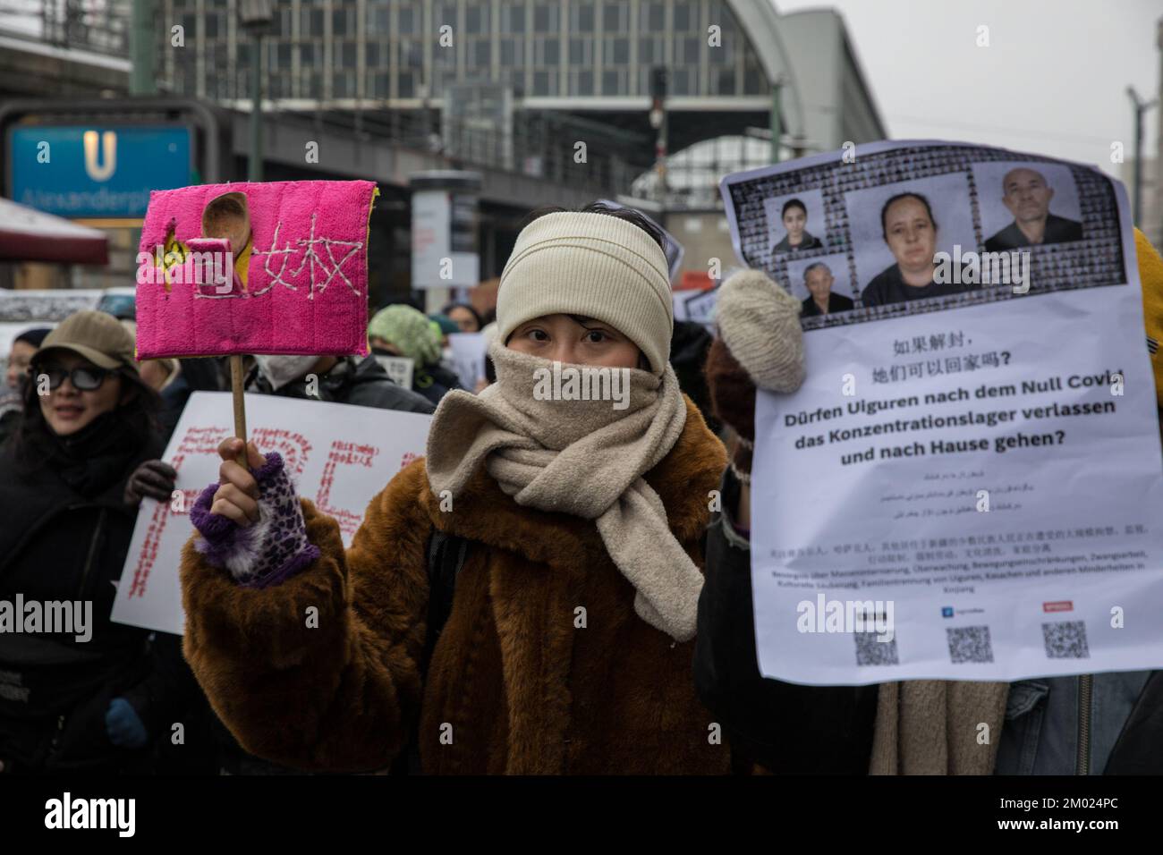 Berlin, Allemagne. 3rd décembre 2022. Des manifestants se sont rassemblés à Berlin sur 3 décembre 2022 pour protester contre la situation actuelle en Chine. Une manifestation a été enregistrée, ce qui a conduit d'Alexanderplatz à l'ambassade de Chine. Les manifestants ont tenu des feuilles de papier blanc vierges comme symbole de résistance silencieuse. Les morceaux de papier sont destinés à être un symbole de défiance envers le gouvernement chinois et une métaphore pour sa censure. Ils ont appelé le dirigeant chinois Xi Jinping à démissionner. Nous voulons la liberté, nous voulons la démocratie, les manifestants criés. Crédit : ZUMA Press, Inc./Alay Live News Banque D'Images