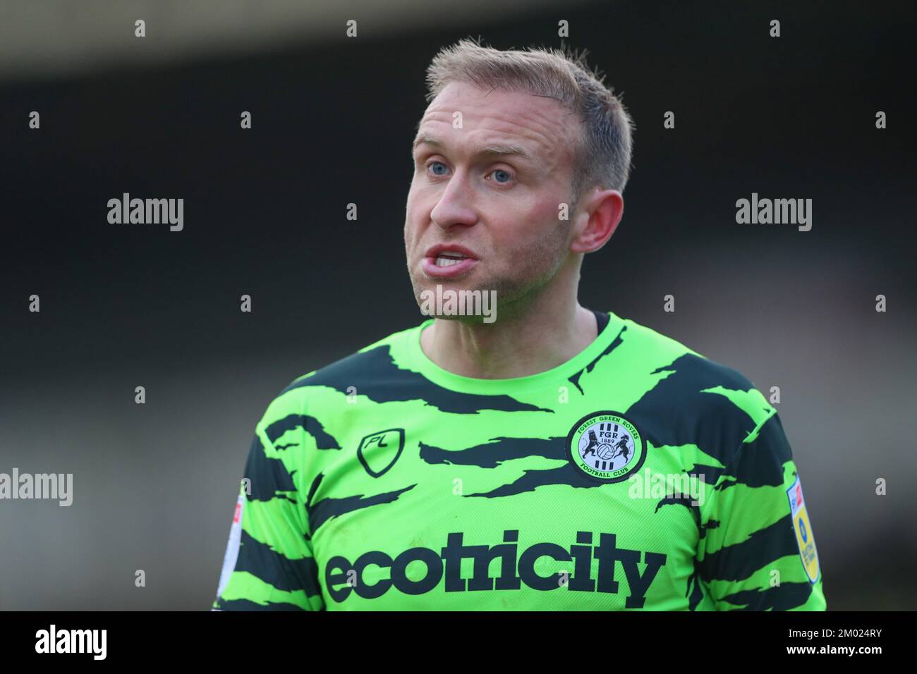 Dylan McGeouch #4 de Forest Green Rovers parle au linesman pendant le match Sky Bet League 1 Forest Green Rovers vs Cambridge United à la Nouvelle pelouse, Nailsworth, Royaume-Uni, 3rd décembre 2022 (photo de Gareth Evans/News Images) Banque D'Images