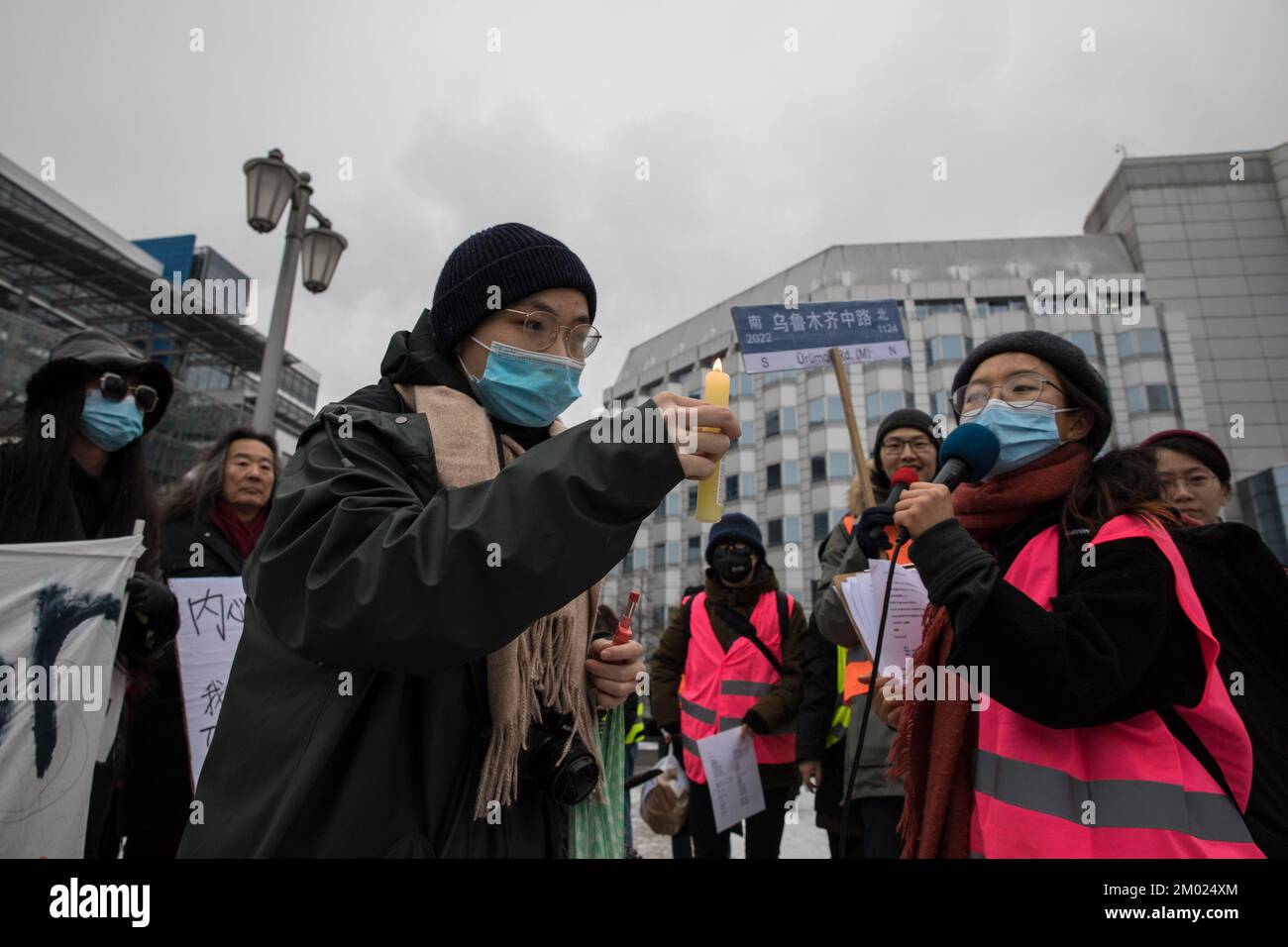 Berlin, Allemagne. 3rd décembre 2022. Des manifestants se sont rassemblés à Berlin sur 3 décembre 2022 pour protester contre la situation actuelle en Chine. Une manifestation a été enregistrée, ce qui a conduit d'Alexanderplatz à l'ambassade de Chine. Les manifestants ont tenu des feuilles de papier blanc vierges comme symbole de résistance silencieuse. Les morceaux de papier sont destinés à être un symbole de défiance envers le gouvernement chinois et une métaphore pour sa censure. Ils ont appelé le dirigeant chinois Xi Jinping à démissionner. Nous voulons la liberté, nous voulons la démocratie, les manifestants criés. Crédit : ZUMA Press, Inc./Alay Live News Banque D'Images