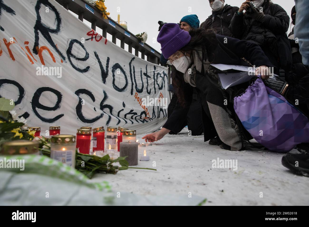 Berlin, Allemagne. 3rd décembre 2022. Des manifestants se sont rassemblés à Berlin sur 3 décembre 2022 pour protester contre la situation actuelle en Chine. Une manifestation a été enregistrée, ce qui a conduit d'Alexanderplatz à l'ambassade de Chine. Les manifestants ont tenu des feuilles de papier blanc vierges comme symbole de résistance silencieuse. Les morceaux de papier sont destinés à être un symbole de défiance envers le gouvernement chinois et une métaphore pour sa censure. Ils ont appelé le dirigeant chinois Xi Jinping à démissionner. Nous voulons la liberté, nous voulons la démocratie, les manifestants criés. Crédit : ZUMA Press, Inc./Alay Live News Banque D'Images