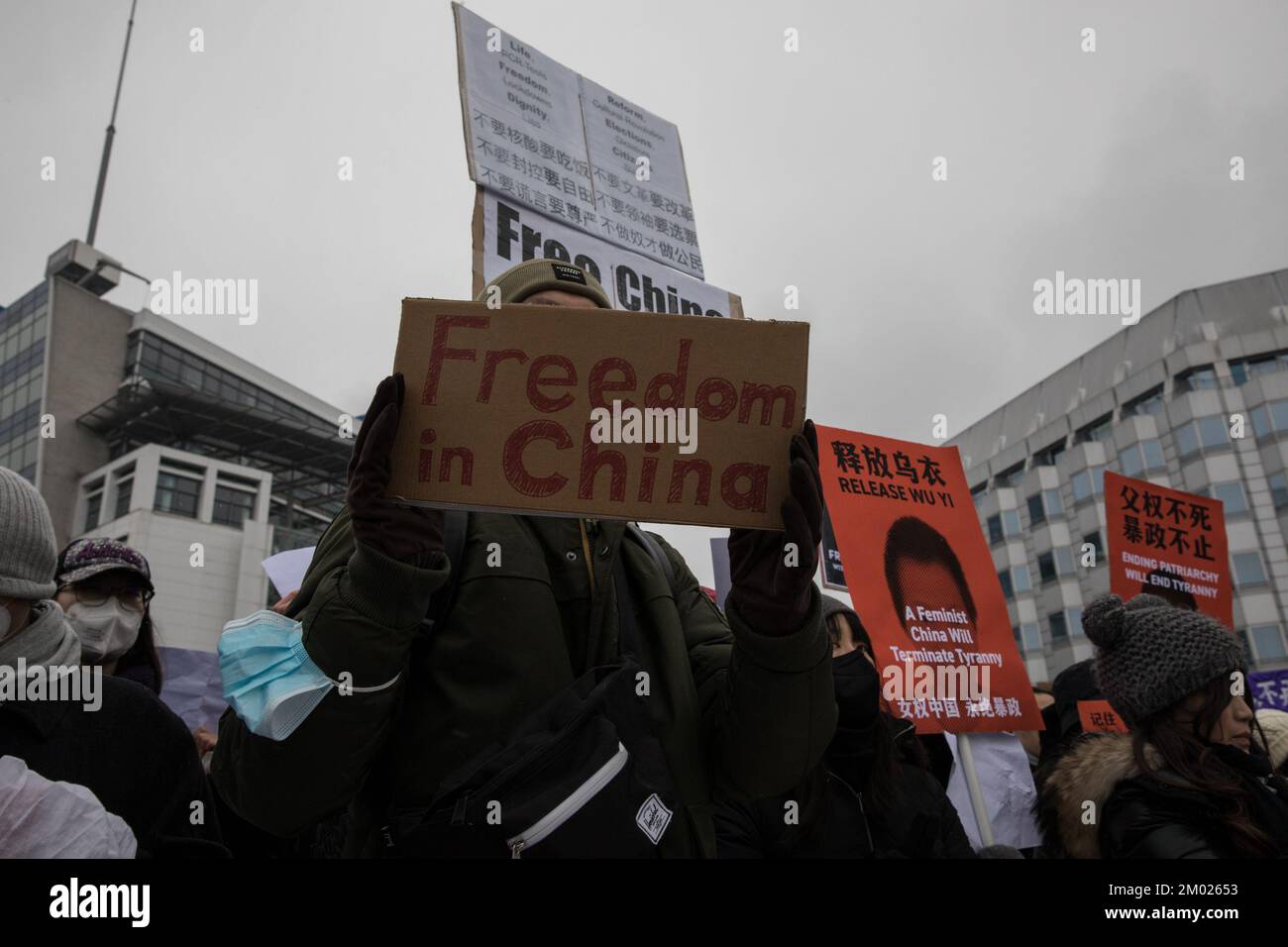 Berlin, Allemagne. 3rd décembre 2022. Des manifestants se sont rassemblés à Berlin sur 3 décembre 2022 pour protester contre la situation actuelle en Chine. Une manifestation a été enregistrée, ce qui a conduit d'Alexanderplatz à l'ambassade de Chine. Les manifestants ont tenu des feuilles de papier blanc vierges comme symbole de résistance silencieuse. Les morceaux de papier sont destinés à être un symbole de défiance envers le gouvernement chinois et une métaphore pour sa censure. Ils ont appelé le dirigeant chinois Xi Jinping à démissionner. Nous voulons la liberté, nous voulons la démocratie, les manifestants criés. Crédit : ZUMA Press, Inc./Alay Live News Banque D'Images