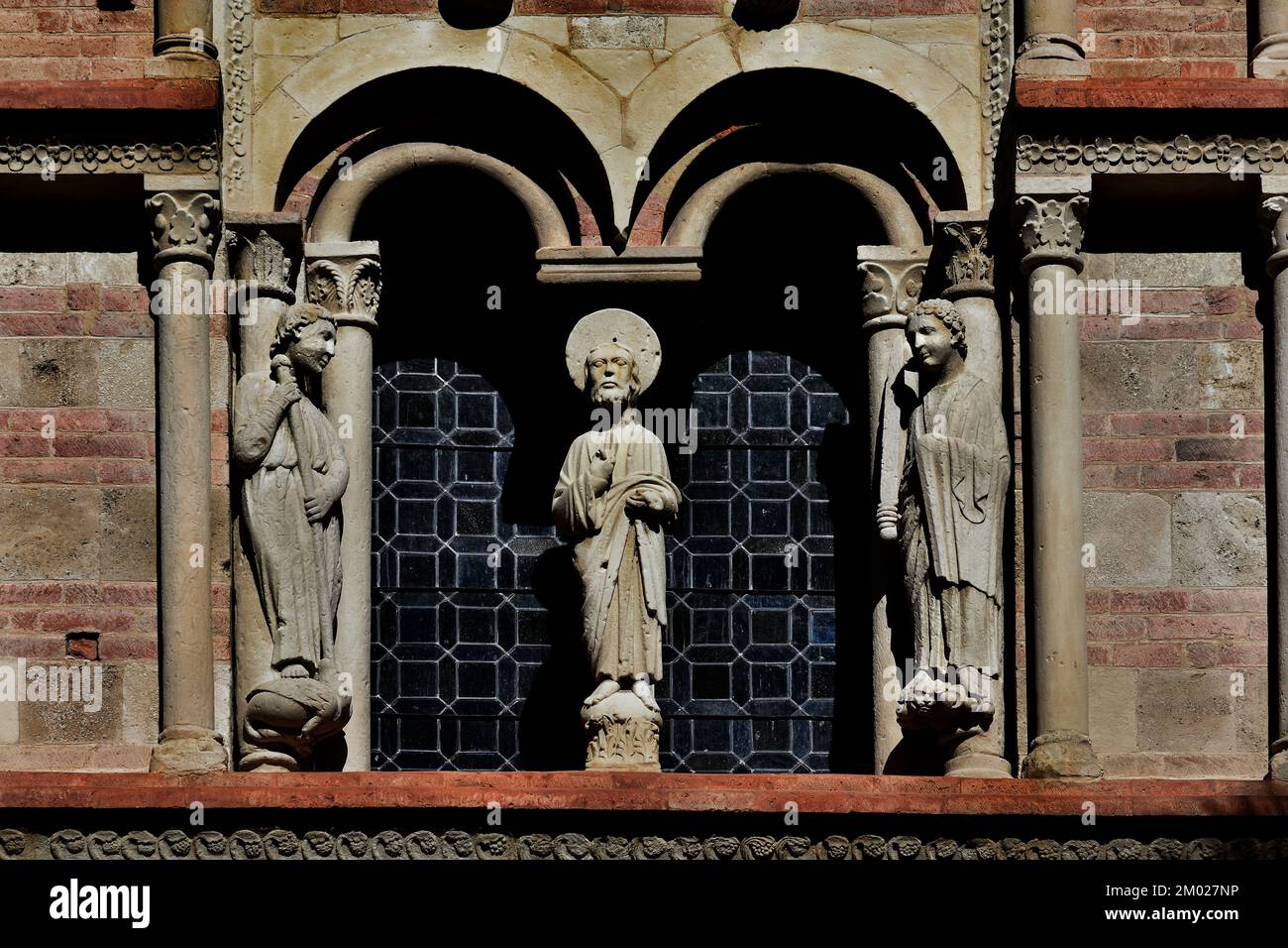 Abbaye de Vezzolano. Église chrétienne-catholique de style romain-gothique. Art chrétien, Piémont, Asti, Albugnano, Monferrato, Italie, Italienne, (l'abbaye comprend une église avec un petit clocher, un cloître et une salle capitulaire, avec des éléments gothiques et romanes.) Banque D'Images