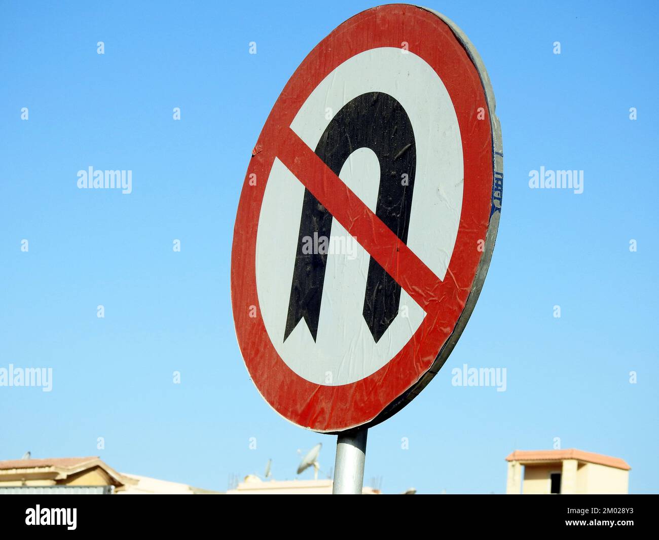 Pas de panneau de demi-tour, un panneau réglementaire affiché aux intersections pour indiquer que le conducteur n'est pas autorisé légalement à faire un demi-tour (un virage sur la route pour aller à l' Banque D'Images