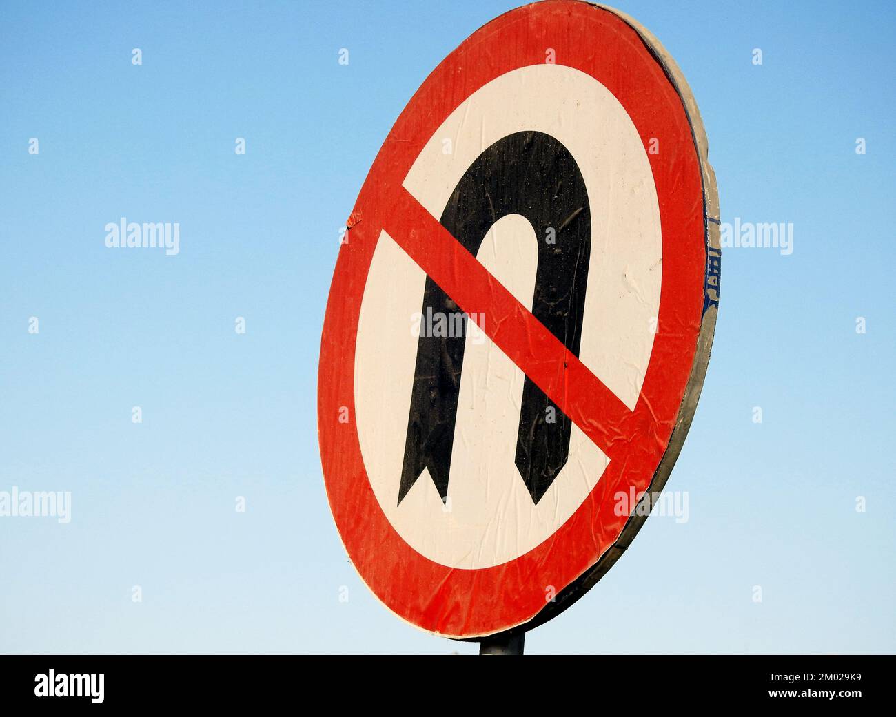 Pas de panneau de demi-tour, un panneau réglementaire affiché aux intersections pour indiquer que le conducteur n'est pas autorisé légalement à faire un demi-tour (un virage sur la route pour aller à l' Banque D'Images