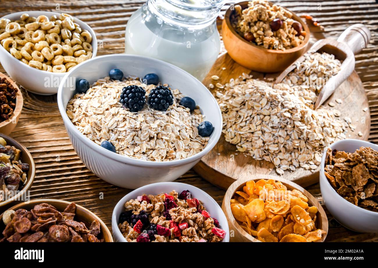 La composition avec différentes sortes de produits de céréales de petit déjeuner Banque D'Images