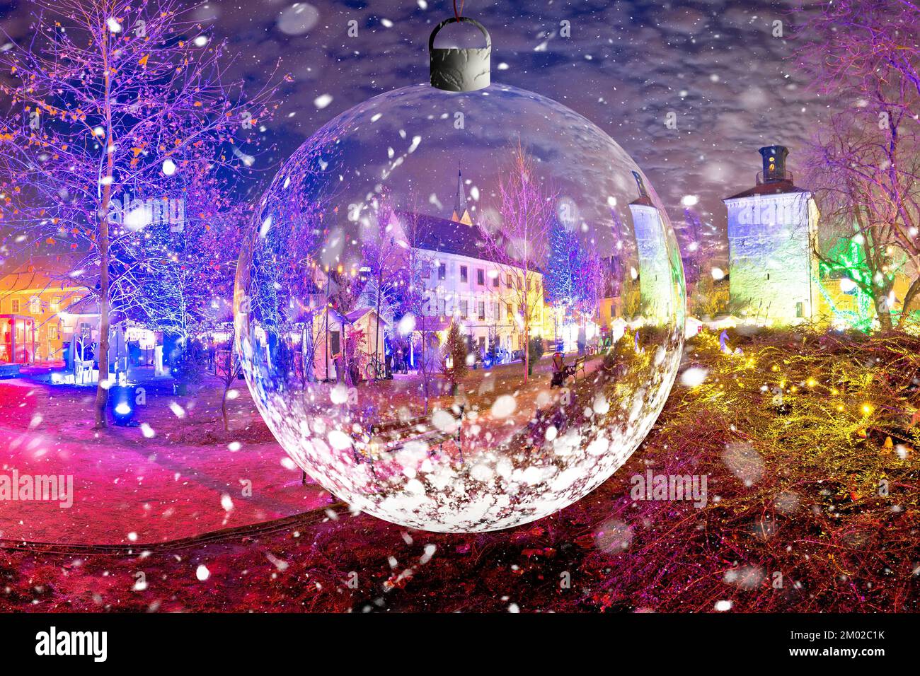 Zagreb ville historique de l'arrivée soir vue sur la neige à travers le verre boule de noël, Noël temps dans la capitale de la Croatie Banque D'Images
