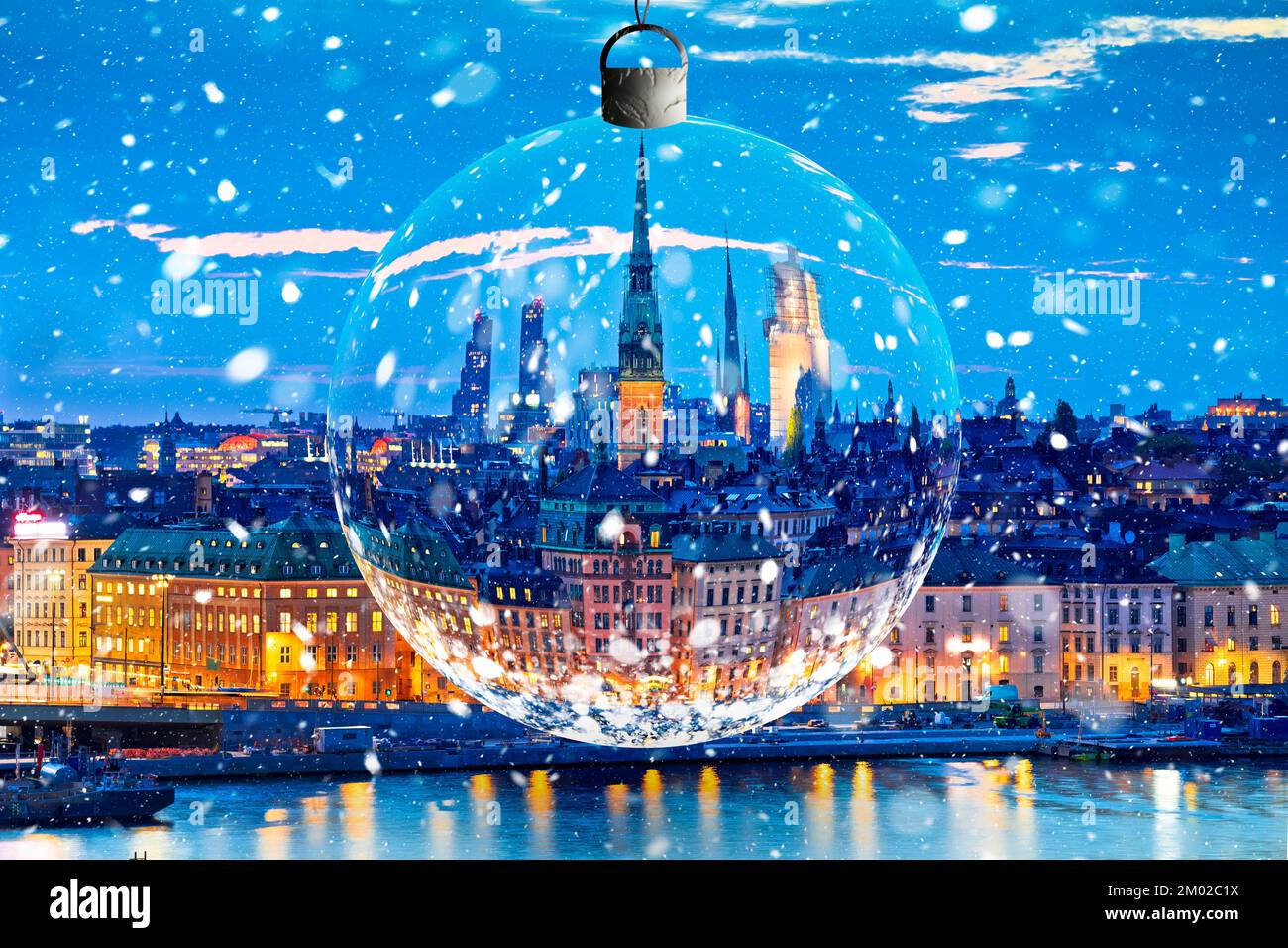 Stockholm vue sur la neige en soirée à travers le verre boule de noël, Noël temps dans la capitale de la Suède Banque D'Images