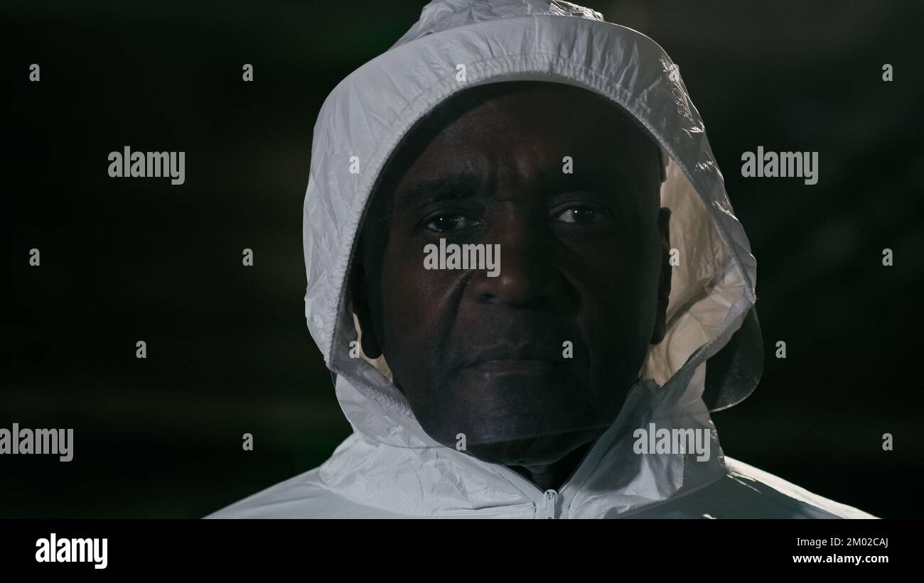 Portrait homme médecin travailleur médical en uniforme de protection chimique blanc spécial combat avec épidémie regardant la caméra avec une expression triste frustrée Banque D'Images