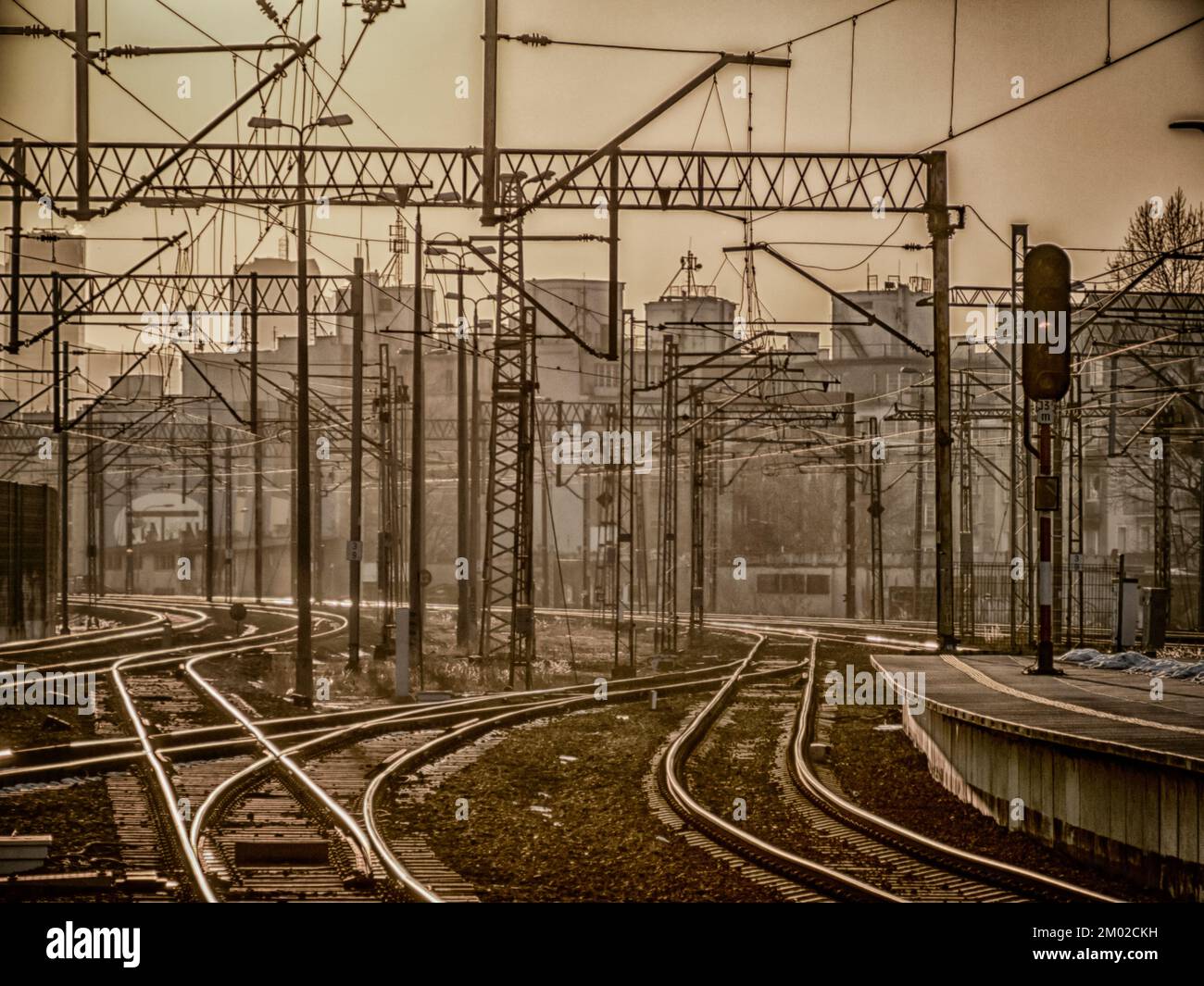 Voies ferrées à la gare de Warszawa Zachodnia au coucher du soleil. Varsovie, Pologne Banque D'Images