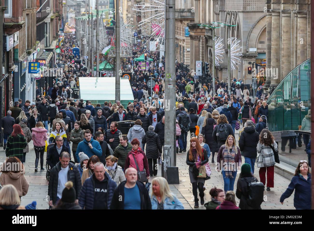 Glasgow, Royaume-Uni. 03rd novembre 2022. Avec seulement 3 semaines restantes jusqu'à Noël, Glasgow se prépare pour la saison des fêtes avec le retour du parc d'expositions et de la patinoire de George Square, le marché alimentaire international de St Enoch Square, et Buchanan Street, également connu sous le nom de Glasgow style Mile occupé par les acheteurs de Noël. Crédit : Findlay/Alay Live News Banque D'Images