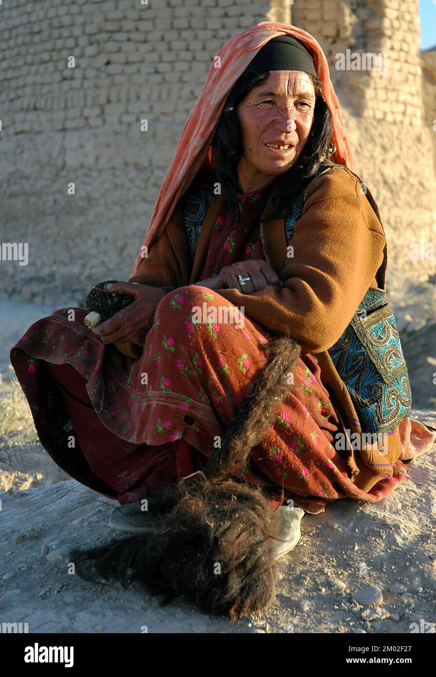 Dowlat Yar, province de Ghor / Afghanistan: Portrait d'une femme dans le centre de l'Afghanistan. Elle a des tatouages traditionnels du visage (points d'encre bleue). Banque D'Images