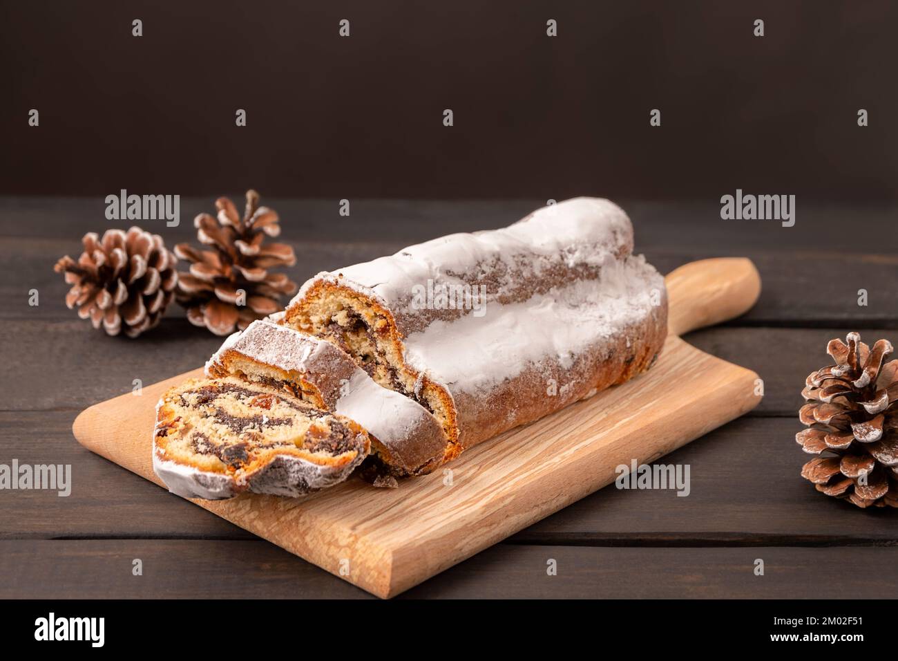 Gâteau de Noël traditionnel Stollen sur fond en bois sombre avec espace pour copier Banque D'Images