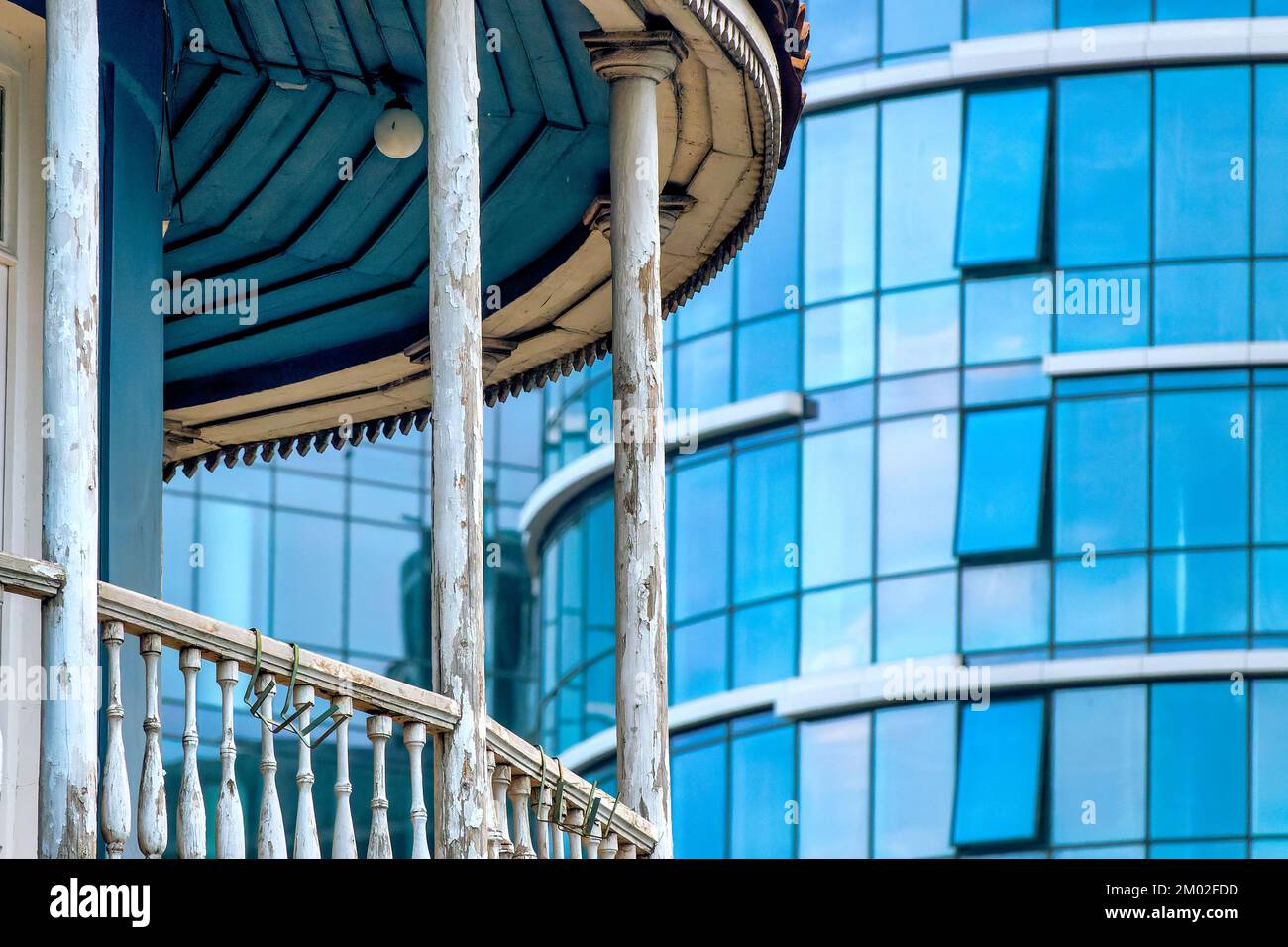 Architecture ancienne et moderne à Giorgi Leonidze St, Tbilissi, Géorgie Banque D'Images
