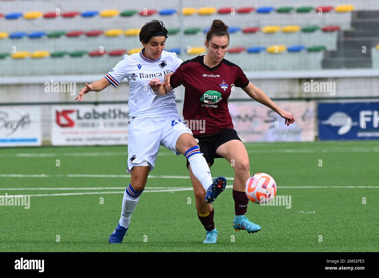 PALMA CAMPANIA, ITALIE - DÉCEMBRE 03 : Martina Fusini de Pomigliano CF femmes concurrence pour le ballon avec Bianca Falico de Sampdoria femmes pendant le match femmes Serie A entre Pomigliano femmes et Sampdoria femmes au Stadio Comunale sur 03 décembre 2022 à Palma Campania, Italie - photo par Nicola Ianuale crédit: Nicola Ianuale/Alay Live News Banque D'Images