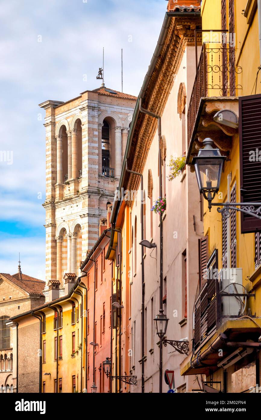 Clocher de la cathédrale vue de la via Giuseppe Mazzini, Ferrara Italie Banque D'Images