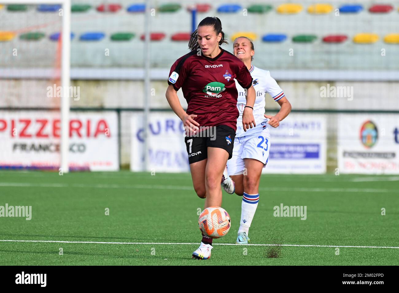 PALMA CAMPANIA, ITALIE - DÉCEMBRE 03: Alice Corelli de Pomigliano CF femmes en action pendant les femmes série Un match entre Pomigliano CF femmes et Sampdoria femmes au Stadio Comunale sur 03 décembre 2022 à Palma Campania, Italie - photo par Nicola Ianuale crédit: Nicola Ianuale/Alay Live News Banque D'Images