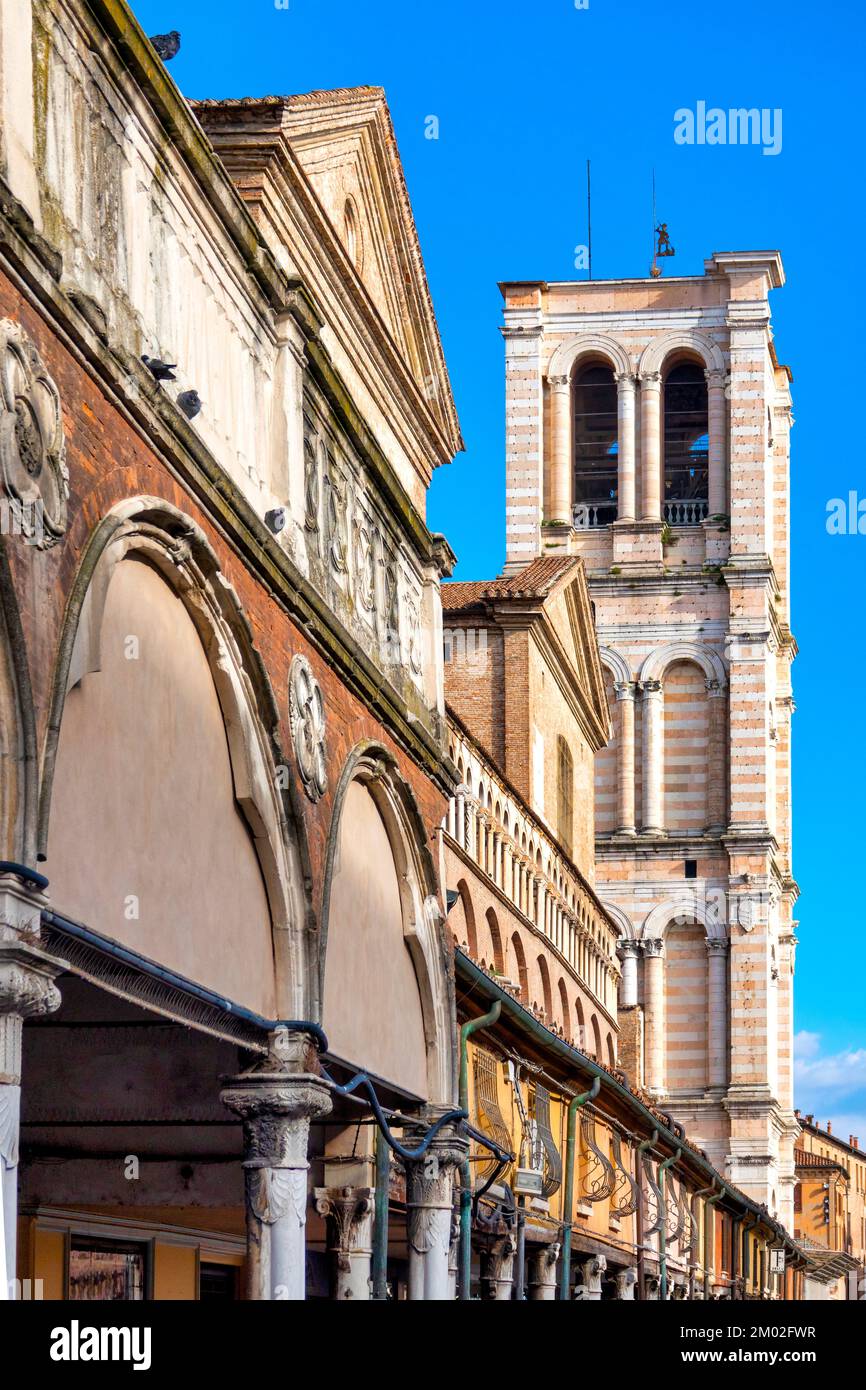 Loggia dei Mercanti sur le côté sud de la cathédrale, Ferrara, Italie Banque D'Images