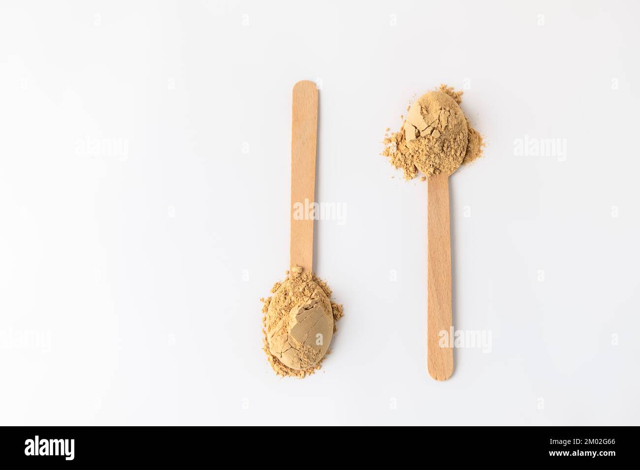 Vue de dessus de deux cuillères avec poudre de racine de maca sur fond blanc, espace de copie Banque D'Images