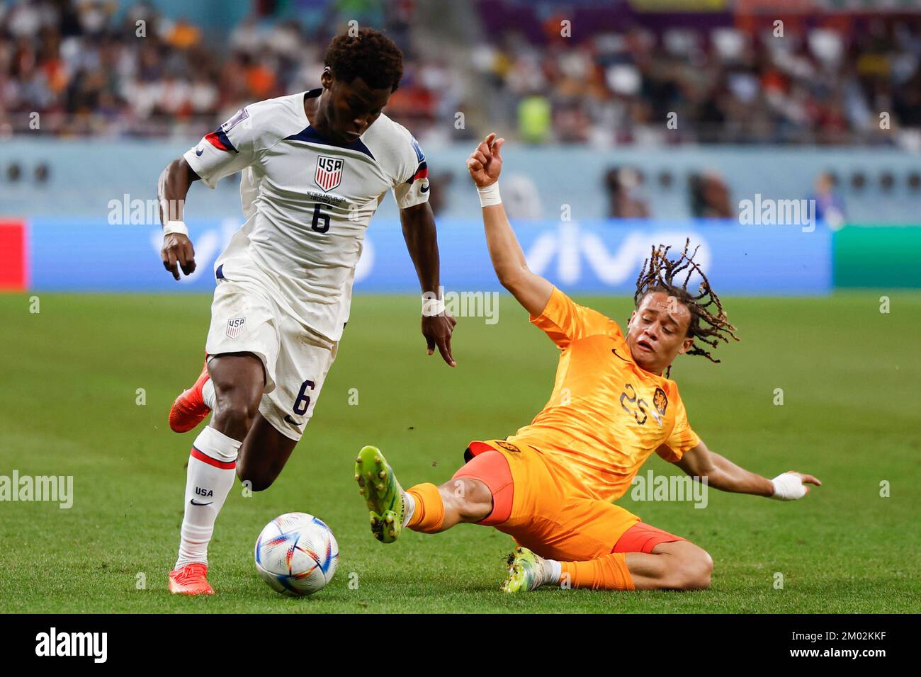 Doha, Qatar. 3rd décembre 2022. Yunus Musah (L) des États-Unis rivalise avec Xavi Simons des pays-Bas lors de leur match de la série 16 à la coupe du monde de la FIFA 2022 au stade international de Khalifa à Doha, Qatar, le 3 décembre 2022. Crédit: Wang Lili/Xinhua/Alay Live News Banque D'Images